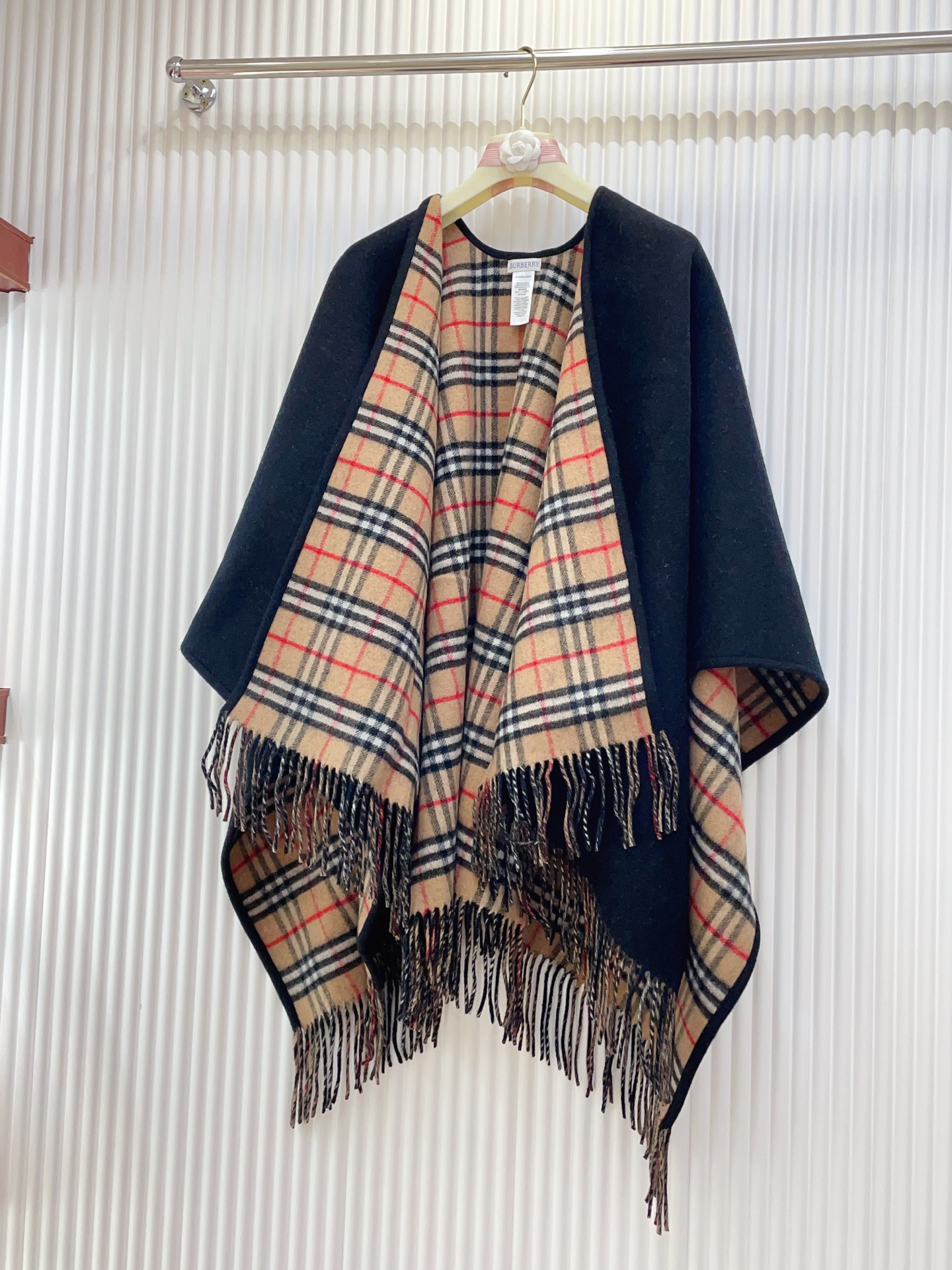Burberry Reversible Wool Cape - Iconic Check and Solid Color Design 5 i1756101973230 8408 0 3