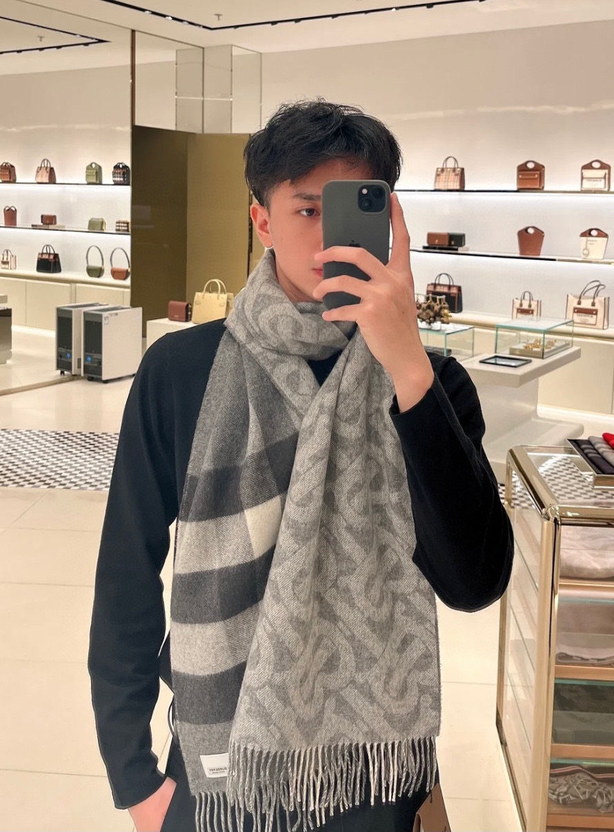NO:554329,[Light Grey] Double-sided scarf!  One side is the latest Tb print and the other side is the classic plaid!  Very stylish design!  180*30cm, 50 cashmere and 50 wool!  It is the embodiment of the charm of elegant art!  The scarf style is unisex and can also be made into a couple style!  The color combination is extremely high-end and classy!  The material is soft and has a particularly three-dimensional effect, and it looks super good when worn!  You can mix and match as you like, one can be used as 2!  Very cost-effective and versatile!  Official 2 colors, each color combination is just right!  A design that is both simple and elegant!  !  high version scarf, high version scarf19860909【浅灰】双面围巾！一面是最新Tb印花一面是经典格子！非常有格调的设计！180*30cm,50羊绒50羊毛！是高雅艺术的魅力体现！围巾款式男女通用、更可做情侣款！颜色搭配极为高端大气上档次！料子柔和,特别有立体感,戴起来效果超级好看！随便搭配就可以、一条当2条用！非常划算又百搭！官方2色,每一个颜色搭配都恰到好处！既简约大气又非常有魅力的一个设计！！高版本围巾,高版本围巾,scarf
