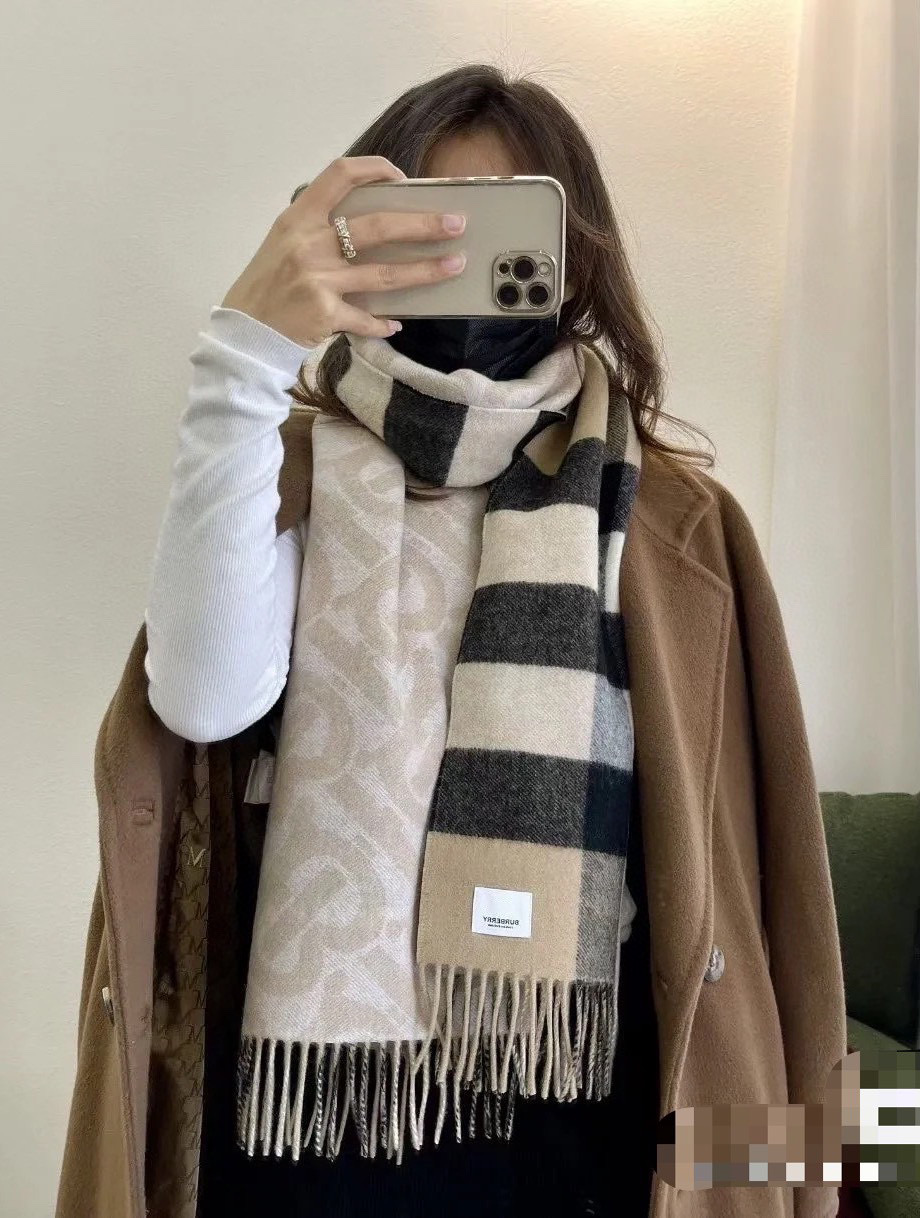 NO:554331,【Apricot】Double-sided scarf!  One side is the latest Tb print and the other side is the classic plaid!  Very stylish design!  180*30cm, 50 cashmere and 50 wool!  It is the embodiment of the charm of elegant art!  The scarf style is unisex and can also be made into a couple style!  The color combination is extremely high-end and classy!  The material is soft and has a particularly three-dimensional effect, and it looks super good when worn!  You can mix and match as you like, one can be used as 2!  Very cost-effective and versatile!  Official 2 colors, each color combination is just right!  A design that is both simple and elegant!  !  high version scarf, high version scarf19860909【杏色】双面围巾！一面是最新Tb印花一面是经典格子！非常有格调的设计！180*30cm,50羊绒50羊毛！是高雅艺术的魅力体现！围巾款式男女通用、更可做情侣款！颜色搭配极为高端大气上档次！料子柔和,特别有立体感,戴起来效果超级好看！随便搭配就可以、一条当2条用！非常划算又百搭！官方2色,每一个颜色搭配都恰到好处！既简约大气又非常有魅力的一个设计！！高版本围巾,高版本围巾,scarf