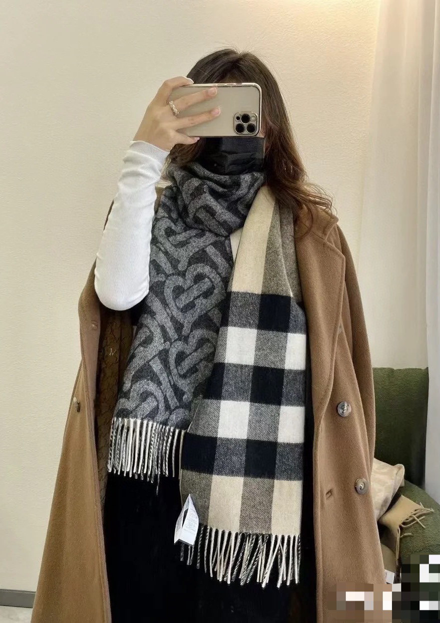 NO:554333,[Dark Grey] Double-sided scarf!  One side is the latest Tb print and the other side is the classic plaid!  Very stylish design!  180*30cm, 50 cashmere and 50 wool!  It is the embodiment of the charm of elegant art!  The scarf style is unisex and can also be made into a couple style!  The color combination is extremely high-end and classy!  The material is soft and has a particularly three-dimensional effect, and it looks super good when worn!  You can mix and match as you like, one can be used as 2!  Very cost-effective and versatile!  Official 2 colors, each color combination is just right!  A design that is both simple and elegant!  !  high version scarf, high version scarf19860909【深灰】双面围巾！一面是最新Tb印花一面是经典格子！非常有格调的设计！180*30cm,50羊绒50羊毛！是高雅艺术的魅力体现！围巾款式男女通用、更可做情侣款！颜色搭配极为高端大气上档次！料子柔和,特别有立体感,戴起来效果超级好看！随便搭配就可以、一条当2条用！非常划算又百搭！官方2色,每一个颜色搭配都恰到好处！既简约大气又非常有魅力的一个设计！！高版本围巾,高版本围巾,scarf