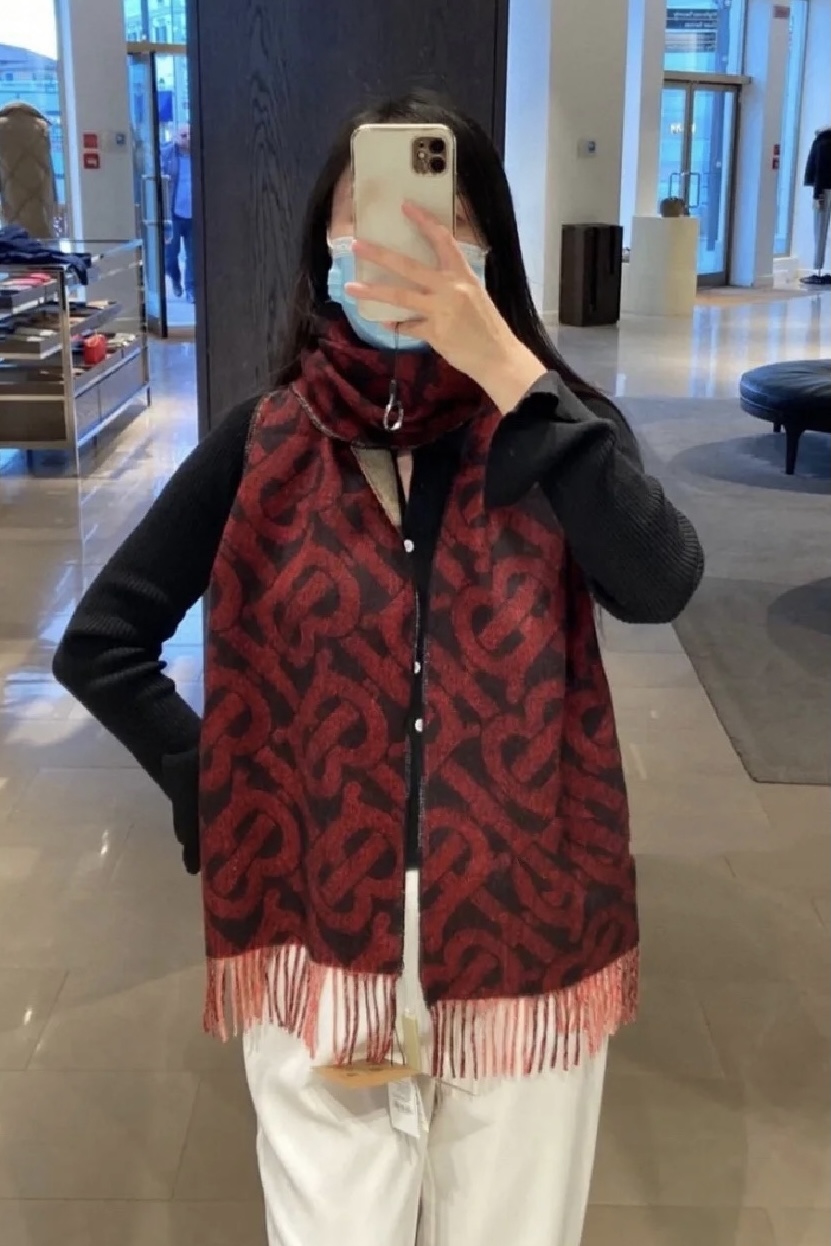 NO:554316,【Burgundy】Double-sided scarf!  One side is the latest Tb print and the other side is the classic plaid!  Very stylish design!  180*30cm, 50 cashmere and 50 wool!  It is the embodiment of the charm of elegant art!  The scarf style is unisex and can also be made into a couple style!  The color combination is extremely high-end and classy!  The material is soft and has a particularly three-dimensional effect, and it looks super good when worn!  You can mix and match as you like, one can be used as 2!  Very cost-effective and versatile!  Official 2 colors, each color combination is just right!  A design that is both simple and elegant!  !  high version scarf, high version scarf19860909【酒红】双面围巾！一面是最新Tb印花一面是经典格子！非常有格调的设计！180*30cm,50羊绒50羊毛！是高雅艺术的魅力体现！围巾款式男女通用、更可做情侣款！颜色搭配极为高端大气上档次！料子柔和,特别有立体感,戴起来效果超级好看！随便搭配就可以、一条当2条用！非常划算又百搭！官方2色,每一个颜色搭配都恰到好处！既简约大气又非常有魅力的一个设计！！高版本围巾,高版本围巾,scarf