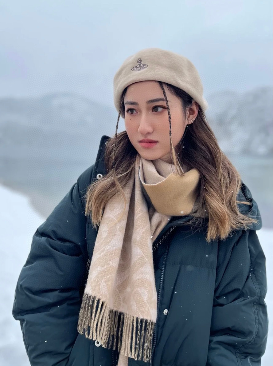 NO:554318,[Pink Apricot] Double-sided scarf!  One side is the latest Tb print and the other side is the classic plaid!  Very stylish design!  180*30cm, 50 cashmere and 50 wool!  It is the embodiment of the charm of elegant art!  The scarf style is unisex and can also be made into a couple style!  The color combination is extremely high-end and classy!  The material is soft and has a particularly three-dimensional effect, and it looks super good when worn!  You can mix and match as you like, one can be used as 2!  Very cost-effective and versatile!  Official 2 colors, each color combination is just right!  A design that is both simple and elegant!  !  high version scarf, high version scarf19860909【粉杏】双面围巾！一面是最新Tb印花一面是经典格子！非常有格调的设计！180*30cm,50羊绒50羊毛！是高雅艺术的魅力体现！围巾款式男女通用、更可做情侣款！颜色搭配极为高端大气上档次！料子柔和,特别有立体感,戴起来效果超级好看！随便搭配就可以、一条当2条用！非常划算又百搭！官方2色,每一个颜色搭配都恰到好处！既简约大气又非常有魅力的一个设计！！高版本围巾,高版本围巾,scarf