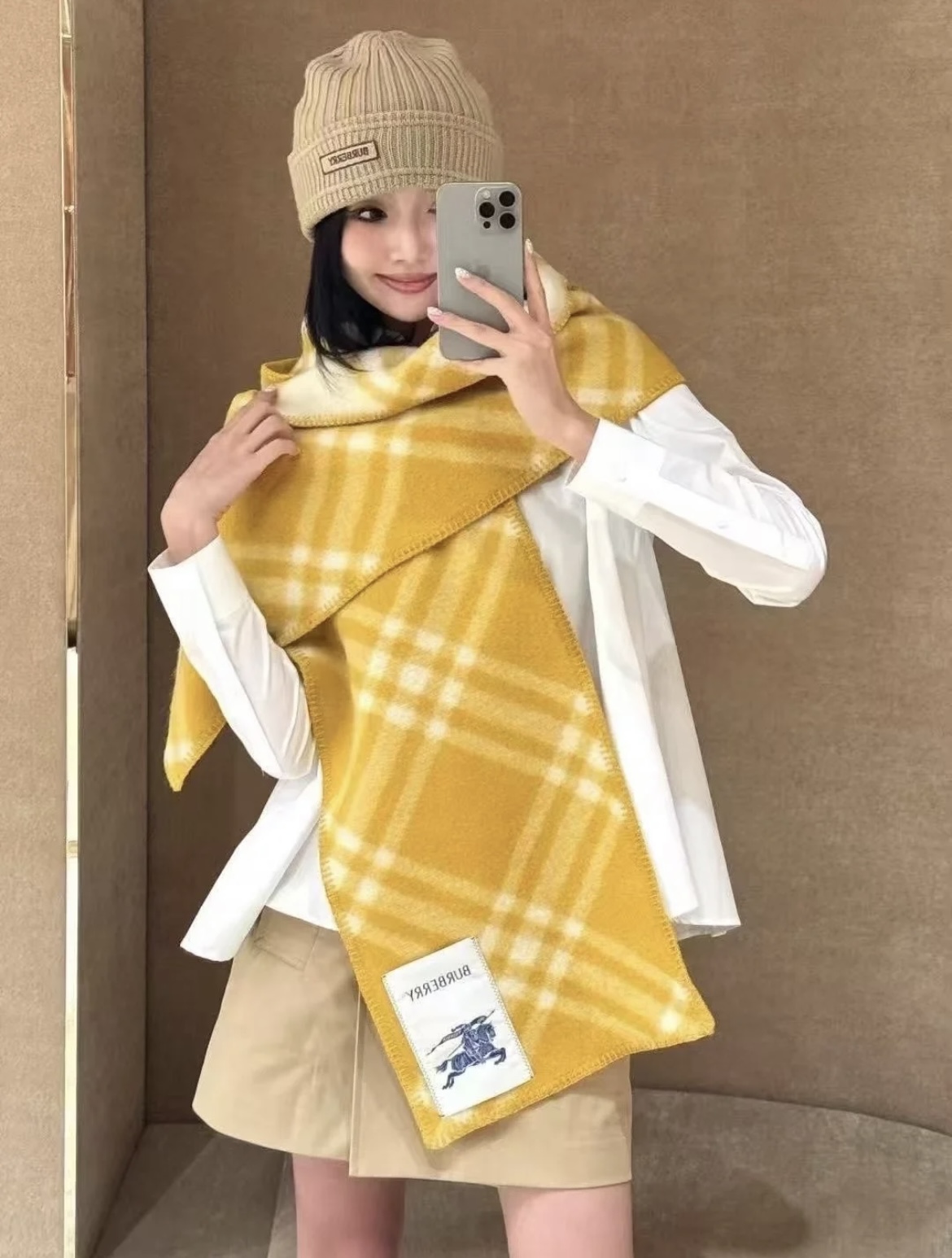 NO:586776,Low-key luxury, exquisite femininity, elite expert-level fashionable scarf. This Burberry cashmere and wool blended scarf, the more I look at it, the more I love it, the more I look at it, the more fashionable it becomes. The more I look at it, the more I like the craftsmanship and color matching. You can tell at a glance that it is not from an ordinary big factory. I really like this expert-level fashion sense. Fashionable people with attitude will definitely like it. Young, fashionable, confident, and attitude. Very beautiful!  This kind of design is more stretchy, more advanced, more grand, and more durable. It is recommended to use the abdominal velvet tips of Albas purebred cashmere goats collected every spring as raw cashmere. The characteristic of this cashmere is that even after being processed by human craftsmanship, the essence of the raw cashmere is still retained to the greatest extent, and there will be a special texture pattern scarf grip  It feels like holding a cloud-like still air in your hand. It feels really high-end. Finally, the biggest feature of this is the integrated inlay process of thick thread woven plaid technology, which perfectly presents Burberry's plaid pattern in another way. Specifications: 30*180cm ordinary scarf, ordinary scarf, burberry19860909低调的奢侈感极品柔美精英高手级别的时髦感围巾这款Burberry羊绒羊毛混纺围巾,越看越爱,越看越时髦,越看越喜欢这种工艺和配色一看就知道不是一般的大工厂的,非常非常喜欢这种高手级别的时髦感,有态度的时髦人一定会喜欢.年轻,时髦,自信,有态度.很美！这样的设计更舒展,更高级,更大气,更加经得起推荐采用每年开春采集的阿尔巴斯纯种绒山羊腹部绒尖为原绒生产,这种羊绒的特点就是,即便经过人类工艺的加工,仍最大程度的保留了原绒的本质,会有特殊的肌理纹围巾握在手里就跟握着云朵般的仍空气绵绵感真的非常高级最后,这个最大的特色还有粗线编织格工艺的一体式镶嵌工艺,将Burberry的格纹另一种完美呈现.规格:30*180cm普通围巾,普通围巾,burberry,scarf