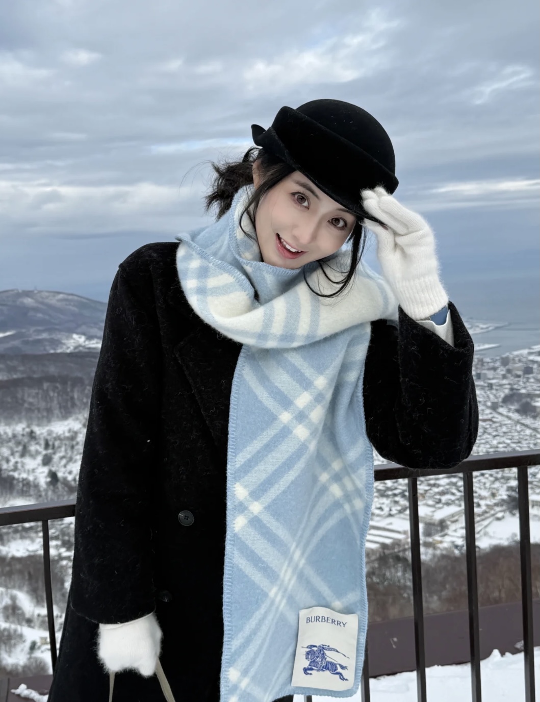 NO:552611,Low-key luxury, exquisite femininity, elite expert-level fashionable scarf. This Burberry cashmere and wool blended scarf, the more I look at it, the more I love it, the more I look at it, the more fashionable it becomes. The more I look at it, the more I like the craftsmanship and color matching. You can tell at a glance that it is not from an ordinary big factory. I really like this expert-level fashion sense. Fashionable people with attitude will definitely like it. Young, fashionable, confident, and attitude. Very beautiful!  This kind of design is more stretchy, more advanced, more grand, and more durable. It is recommended to use the abdominal velvet tips of Albas purebred cashmere goats collected every spring as raw cashmere. The characteristic of this cashmere is that even after being processed by human craftsmanship, the essence of the raw cashmere is still retained to the greatest extent, and there will be a special texture pattern scarf grip  It feels like holding a cloud-like still air in your hand. It feels really high-end. Finally, the biggest feature of this is the integrated inlay process of thick thread woven plaid technology, which perfectly presents Burberry's plaid pattern in another way. Specifications: 30*180cm ordinary scarf, ordinary scarf, burberry19860909低调的奢侈感极品柔美精英高手级别的时髦感围巾这款Burberry羊绒羊毛混纺围巾,越看越爱,越看越时髦,越看越喜欢这种工艺和配色一看就知道不是一般的大工厂的,非常非常喜欢这种高手级别的时髦感,有态度的时髦人一定会喜欢.年轻,时髦,自信,有态度.很美！这样的设计更舒展,更高级,更大气,更加经得起推荐采用每年开春采集的阿尔巴斯纯种绒山羊腹部绒尖为原绒生产,这种羊绒的特点就是,即便经过人类工艺的加工,仍最大程度的保留了原绒的本质,会有特殊的肌理纹围巾握在手里就跟握着云朵般的仍空气绵绵感真的非常高级最后,这个最大的特色还有粗线编织格工艺的一体式镶嵌工艺,将Burberry的格纹另一种完美呈现.规格:30*180cm普通围巾,普通围巾,burberry,scarf