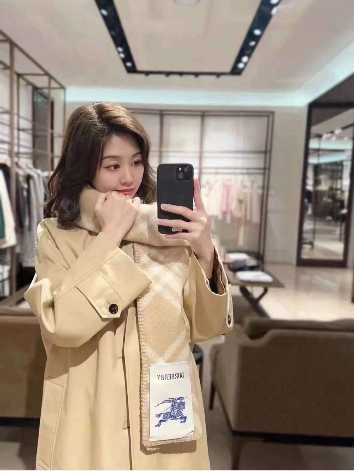 NO:336329,Low-key luxury, superb soft and elite master-level fashionable scarf. This Burberry cashmere wool blend scarf is the more you look at. The more you look at, the more you like the craftsmanship and color matching. You will know that it is not from an ordinary factory. You really like this master-level fashionable sense. People with attitude will definitely like it. Young, fashionable, confident, and attitude. It is very beautiful!  This design is more stretchy, more advanced, more atmospheric, and more withstand the recommended use of the Albasic purebred velvet goat belly velvet collected every spring to produce the original velvet. The characteristic of this cashmere is that even after being processed by human craftsmanship, the essence of the original velvet is retained to the greatest extent. There will be a special texture scarf holding in the hand and still like holding a cloud. It is really very advanced. Finally, this biggest feature is the integrated inlay process of thick-line braiding lattice, which perfectly presents Burberry's lattice. Specifications: 30*180cm ordinary scarf, ordinary scarf, burberry,19860909低调的奢侈感极品柔美精英高手级别的时髦感围巾这款Burberry羊绒羊毛混纺围巾,越看越爱,越看越时髦,越看越喜欢这种工艺和配色一看就知道不是一般的大工厂的,非常非常喜欢这种高手级别的时髦感,有态度的时髦人一定会喜欢.年轻,时髦,自信,有态度.很美！这样的设计更舒展,更高级,更大气,更加经得起推荐采用每年开春采集的阿尔巴斯纯种绒山羊腹部绒尖为原绒生产,这种羊绒的特点就是,即便经过人类工艺的加工,仍最大程度的保留了原绒的本质,会有特殊的肌理纹围巾握在手里就跟握着云朵般的仍空气绵绵感真的非常高级最后,这个最大的特色还有粗线编织格工艺的一体式镶嵌工艺,将Burberry的格纹另一种完美呈现.规格:30*180cm普通围巾,普通围巾,burberry,scarf