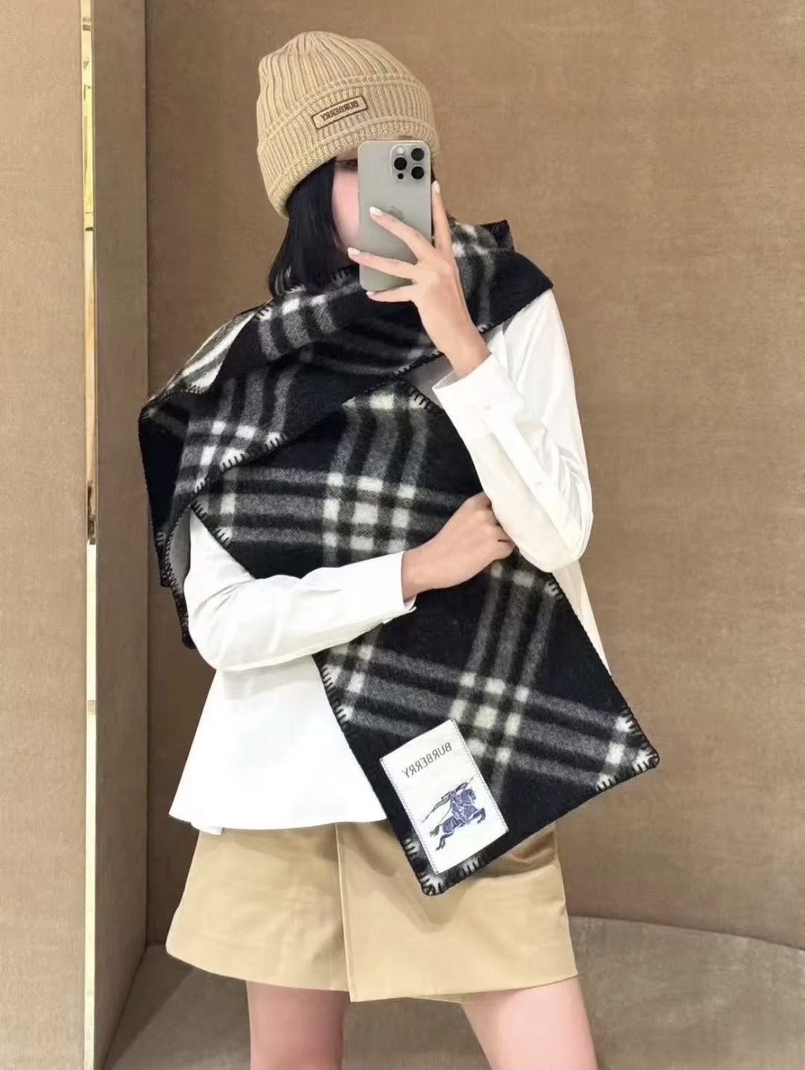 NO:581438,[Version Label] Low-key luxury, soft and elite, expert-level fashionable scarf. This Burberry cashmere and wool blended scarf. The more I look at it, the more I love it. The more I look at it, the more fashionable it becomes. The more I look at it, the more I like the craftsmanship and color matching. You can tell at a glance that it is not from an ordinary big factory. I really like this expert-level fashion sense. Fashionable people with attitude will definitely like it. Young, fashionable, confident, and attitude. Very beautiful!  This kind of design is more stretchy, more advanced, more majestic, and more durable. It is recommended to use the abdominal velvet tips of Albas purebred cashmere goats collected every spring to produce raw cashmere. The characteristic of this kind of cashmere is that even after being processed by human craftsmanship, the essence of raw cashmere is still retained to the greatest extent, and there will be a special texture pattern on the scarf.  It feels like holding a cloud-like air in your hand, which is really high-end. Finally, the biggest feature of this scarf is the integrated inlay process of thick thread woven plaid technology, which perfectly presents Burberry's plaid pattern in another way. Specifications: 182*30cm high version scarf, high version scarf, burberry19860909【对版标签】低调的奢侈感极品柔美精英高手级别的时髦感围巾这款Burberry羊绒羊毛混纺围巾,越看越爱,越看越时髦,越看越喜欢这种工艺和配色一看就知道不是一般的大工厂的,非常非常喜欢这种高手级别的时髦感,有态度的时髦人一定会喜欢.年轻,时髦,自信,有态度.很美！这样的设计更舒展,更高级,更大气,更加经得起推荐采用每年开春采集的阿尔巴斯纯种绒山羊腹部绒尖为原绒生产,这种羊绒的特点就是,即便经过人类工艺的加工,仍最大程度的保留了原绒的本质,会有特殊的肌理纹围巾握在手里就跟握着云朵般的仍空气绵绵感真的非常高级最后,这个最大的特色还有粗线编织格工艺的一体式镶嵌工艺,将Burberry的格纹另一种完美呈现.规格:182*30cm高版本围巾,高版本围巾,burberry,scarf