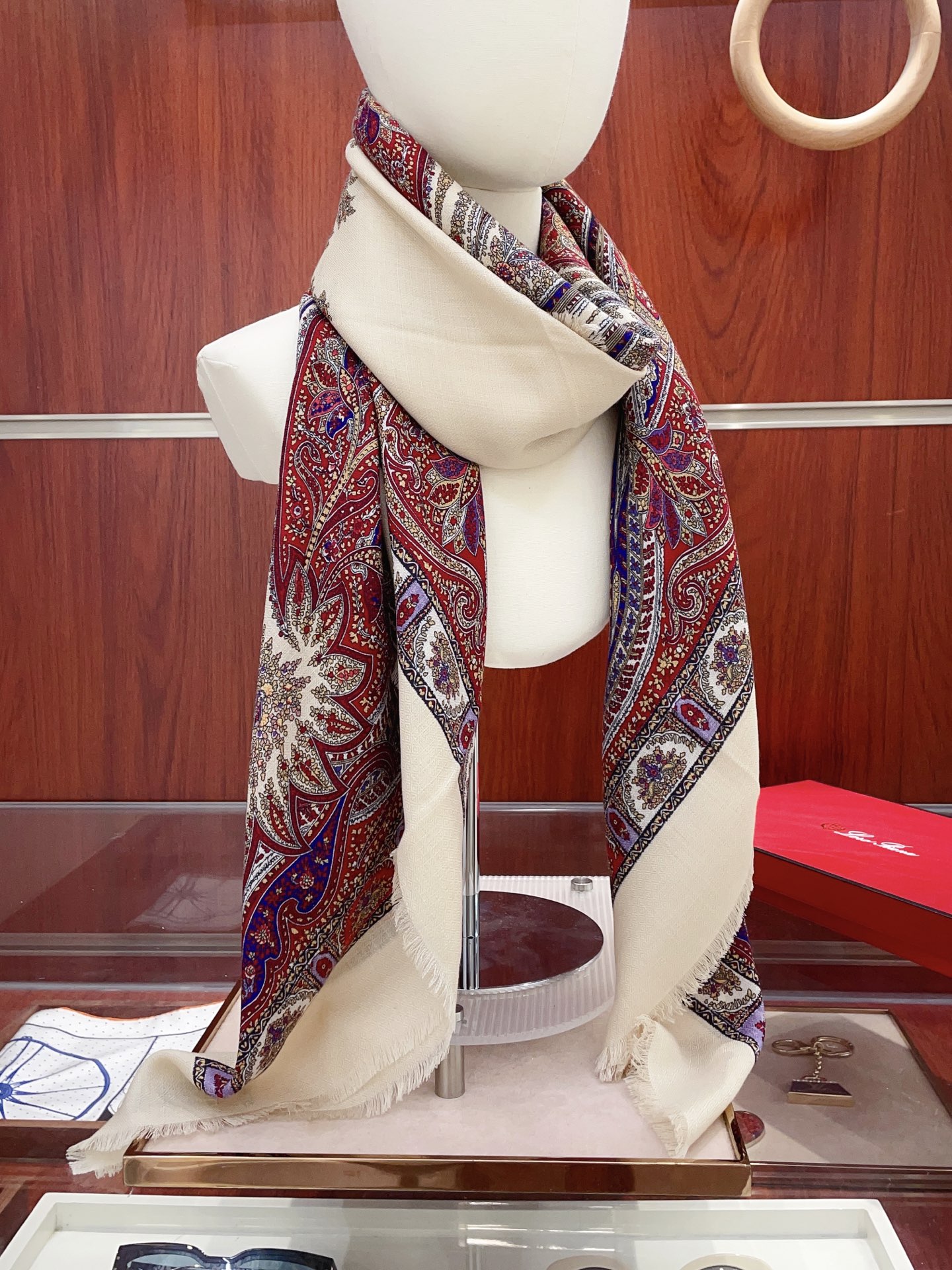 NO:341064,Low-key and luxurious, no matter what occasion you are, you can become elegant and tasteful. The most delicious single product, the best elite master-level fashionable scarf, this Loro Piana style, the more you look at the real thing, the more you look at it, the more you look at it, the more you like LP things, the more you look at it, the more you like LP things are really exquisite, the pattern is very simple, and it will definitely be better in craftsmanship!  This seems simple and complicated process!  Generally, factories cannot make such a model, and they are among the best cashmeres. The quality pursued by successful people is obvious. This craftsmanship and color matching is not from ordinary large factories. I really like this master-level fashion sense. People with attitude will definitely like it. Young, fashionable, confident, and attitude. Very beautiful!  This design is more stretchy, more advanced, more atmospheric, and more affordable. It is recommended to use the Albasic velvet tip of the goat collected every spring to produce the original velvet. The characteristic of this cashmere is that even after being processed by human craftsmanship, the essence of the original velvet is retained to the greatest extent. There will be a special texture scarf that holds it in your hand and is like holding a cloud. It is really high-end. In addition, the design of the catfish whisker is also very distinctive, more casual, fashionable and quality, and perfectly presents the LP style. Specifications: 140*140cm.70 cashmere silk high-version scarf, high-version scarf, loro piana, loro piana, real silk.19860909低调高奢无论在哪种场合,都能变得高雅有品,超有品味的单品极品精英高手级别的时髦感围巾这款Loro Piana的款,实物真的越看越爱,越看越时髦,越看越喜欢LP的东西真的都是很考究,图案非常简约,在工艺上必定胜人一筹！这款看似简单工序很复杂！一般工厂做不出这样的款,属于羊绒中的佼佼者,成功人士追求的品质这种工艺和配色一看就知道不是一般的大工厂的,非常非常喜欢这种高手级别的时髦感,有态度的时髦人一定会喜欢.年轻,时髦,自信,有态度.很美！这样的设计更舒展,更高级,更大气,更加经得起推荐采用每年开春采集的阿尔巴斯纯种绒山羊腹部绒尖为原绒生产,这种羊绒的特点就是,即便经过人类工艺的加工,仍最大程度的保留了原绒的本质,会有特殊的肌理纹围巾握在手里就跟握着云朵般的仍空气绵绵感真的非常高级另外鲶鱼须的设计也是非常有特色,更显休闲时髦有品质,将LP的风格完美呈现.规格:140*140cm.70羊绒真丝高版本围巾,高版本围巾,loro piana,loro piana,real silk,scarf