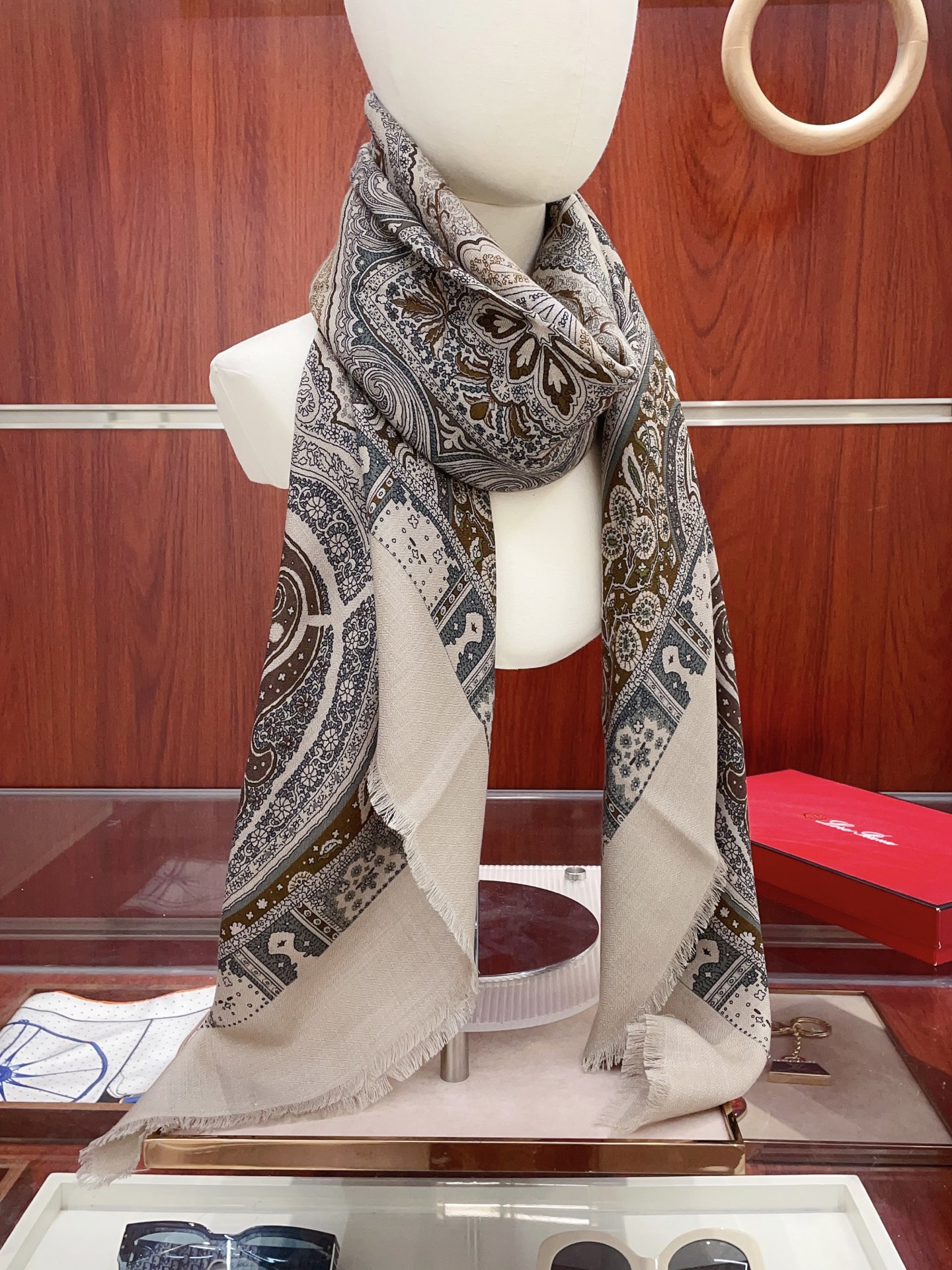 NO:341911,Low-key and luxurious, no matter what occasion you are, you can become elegant and tasteful. The super-tasting single-item top-quality elite master-level fashionable scarf. This Loro Piana style is really more and more loves the real thing. The more you look at it, the more fashionable it becomes. The more you look at it, the more you like LP things, they are really exquisite, the pattern is very simple, and they will definitely be superior in craftsmanship!  This seems simple and complicated process!  Generally, factories cannot make such a model, and they are among the best cashmeres. The quality pursued by successful people is obvious. This craftsmanship and color matching is not from ordinary large factories. I really like this master-level fashion sense. People with attitude will definitely like it. Young, fashionable, confident, and attitude. Very beautiful!  This design is more stretchy, more advanced, more atmospheric, and more affordable. It is recommended to use the Albasic velvet tip of the goat collected every spring to produce the original velvet. The characteristic of this cashmere is that even after being processed by human craftsmanship, the essence of the original velvet is retained to the greatest extent. There will be a special texture scarf that holds it in your hand and is like holding a cloud. It is really high-end. In addition, the design of the catfish whisker is also very distinctive, more casual, fashionable and quality, and perfectly presents the LP style. Specifications: 140*140cm.70 cashmere silk high-version scarf, high-version scarf, loro piana, loro piana, real silk.19860909低调高奢无论在哪种场合,都能变得高雅有品,超有品味的单品极品精英高手级别的时髦感围巾这款Loro Piana的款,实物真的越看越爱,越看越时髦,越看越喜欢LP的东西真的都是很考究,图案非常简约,在工艺上必定胜人一筹！这款看似简单工序很复杂！一般工厂做不出这样的款,属于羊绒中的佼佼者,成功人士追求的品质这种工艺和配色一看就知道不是一般的大工厂的,非常非常喜欢这种高手级别的时髦感,有态度的时髦人一定会喜欢.年轻,时髦,自信,有态度.很美！这样的设计更舒展,更高级,更大气,更加经得起推荐采用每年开春采集的阿尔巴斯纯种绒山羊腹部绒尖为原绒生产,这种羊绒的特点就是,即便经过人类工艺的加工,仍最大程度的保留了原绒的本质,会有特殊的肌理纹围巾握在手里就跟握着云朵般的仍空气绵绵感真的非常高级另外鲶鱼须的设计也是非常有特色,更显休闲时髦有品质,将LP的风格完美呈现.规格:140*140cm.70羊绒真丝高版本围巾,高版本围巾,loro piana,loro piana,real silk,scarf