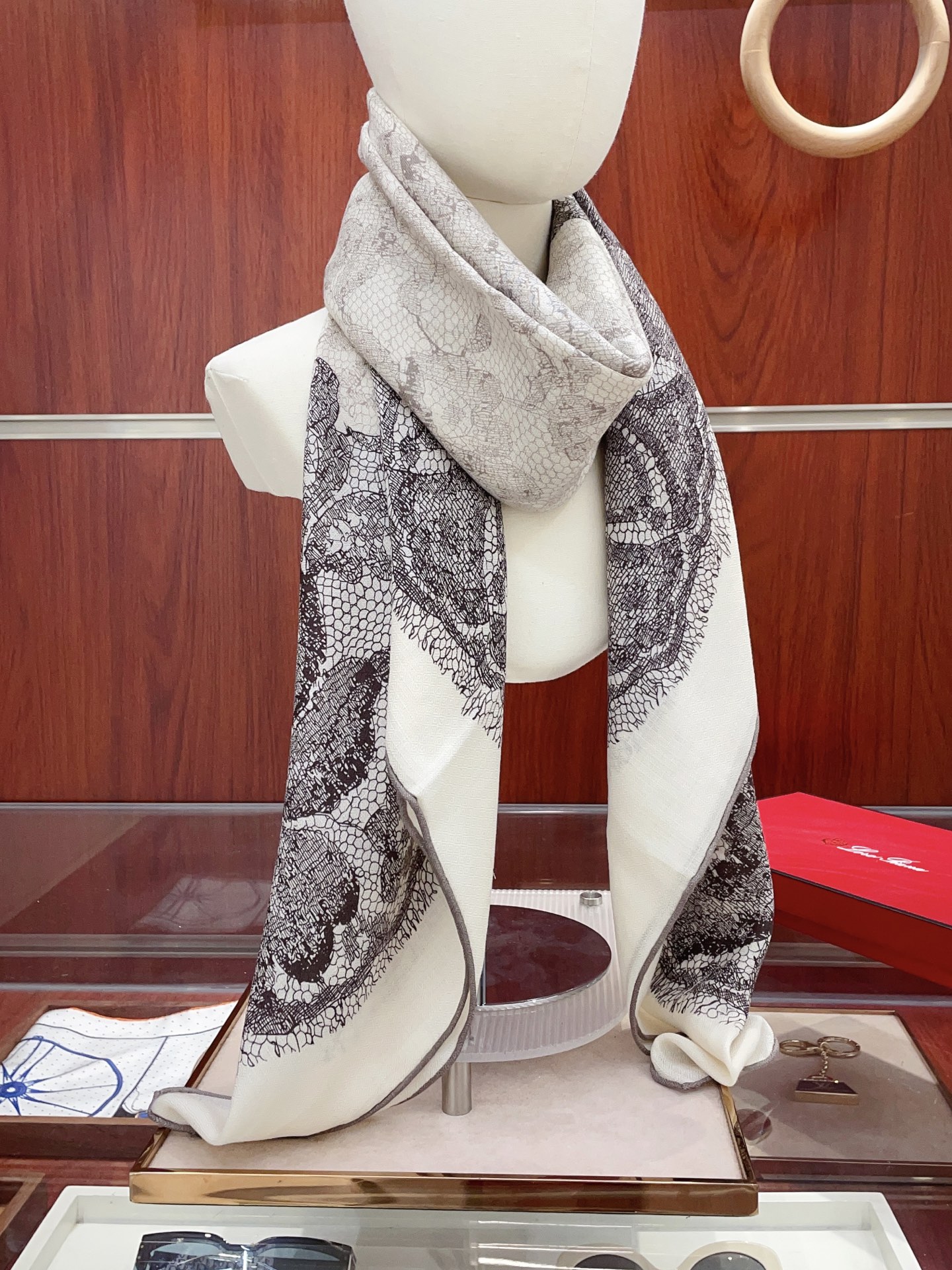 NO:341866,[Double-sided and same color, silk wool style] LP cashmere square scarf grabs VIP recommendation, be sure to start quickly [High-end, love, pure cashmere, baby feels comfortable to touch, very few products, can be used in all seasons to make people very beautiful, the upper body effect is simply beautiful, the quality is perfect, the whole scarf gives people a big brand aura and is very exquisite and beautiful, which is definitely worth buying. Once you get the real thing, you will be glad that you are a beautiful product for women. It is worth evaluating the perfect temperament and taste Ditails' first choice VIPs. The upper size is 140*140cm.70 cashmere silk high-version scarf, high-version scarf, loro piano, real silk, once you get the real thing, you will be glad that you are a beautiful product for women. It is worth evaluating the perfect temperament and taste Ditails' first choice VIPs. The upper size is 140*140cm.70 cashmere silk high-version scarf, high-version scarf, loro piano, real silk,19860909【双面同色 丝毛款】LP 羊绒方巾抢VIP推荐 下手一定要快【高端 大爱 纯羊绒 婴儿触感舒服到飞女人尤物 货极少 四季都可以用真心美的让人非常非常心动 上身效果简直美翻了 品质非常完美 整个围巾给人大牌气场的同时又非常精致秀丽绝对值得入手的新款 实物一拿到就会庆幸自己是女人的绝美好货 值得品鉴完美气质品味Ditails首选VIP们 上尺寸140*140cm.70羊绒真丝高版本围巾,高版本围巾,loro piana,real silk,scarf