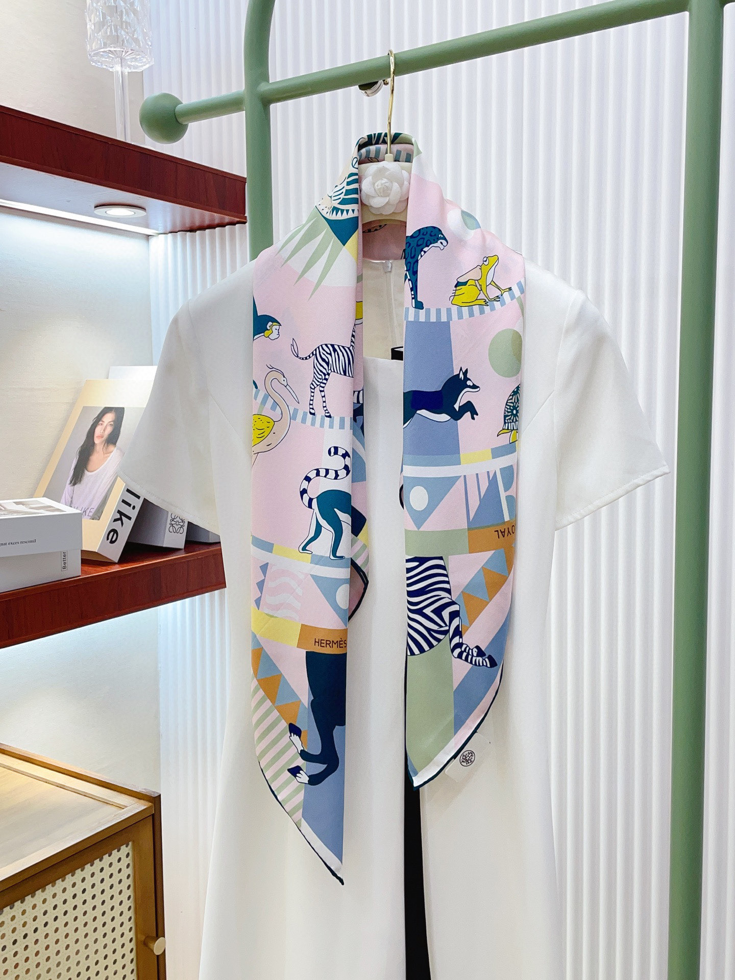 NO:341100,[18 Mmi Double-sided and same color] H**S silk new style is recommended when you buy it [Tiger of Kings Carousel 90] Silk square scarf, top-level craftsmanship and value-added counters, three-dimensional presentation patterns and patterns, physical grades, high-end technology, high-end research and development, and special cutting-edge technology processing is loved by Bai Fumei. Whether it is quality, style, price, they scream, super high cost performance, absolutely worth buying twill silk, size 90cm*90cm high version scarf, high version scarf, real silk,19860909【18姆米 双面同色】H**S真丝新款买了都说好看推荐【王者之虎的旋转木马90】真丝方巾,顶级工艺超值专柜爆款立体呈现图案纹路实物档次极高特殊工艺高端研发惊艳问世特殊尖端工艺处理受到白富美的喜欢 无论是品质 款式 价格都令大牌控的她们尖叫 超高性价比 绝对值得入手斜纹真丝,尺寸90cm*90cm高版本围巾,高版本围巾,real silk,scarf