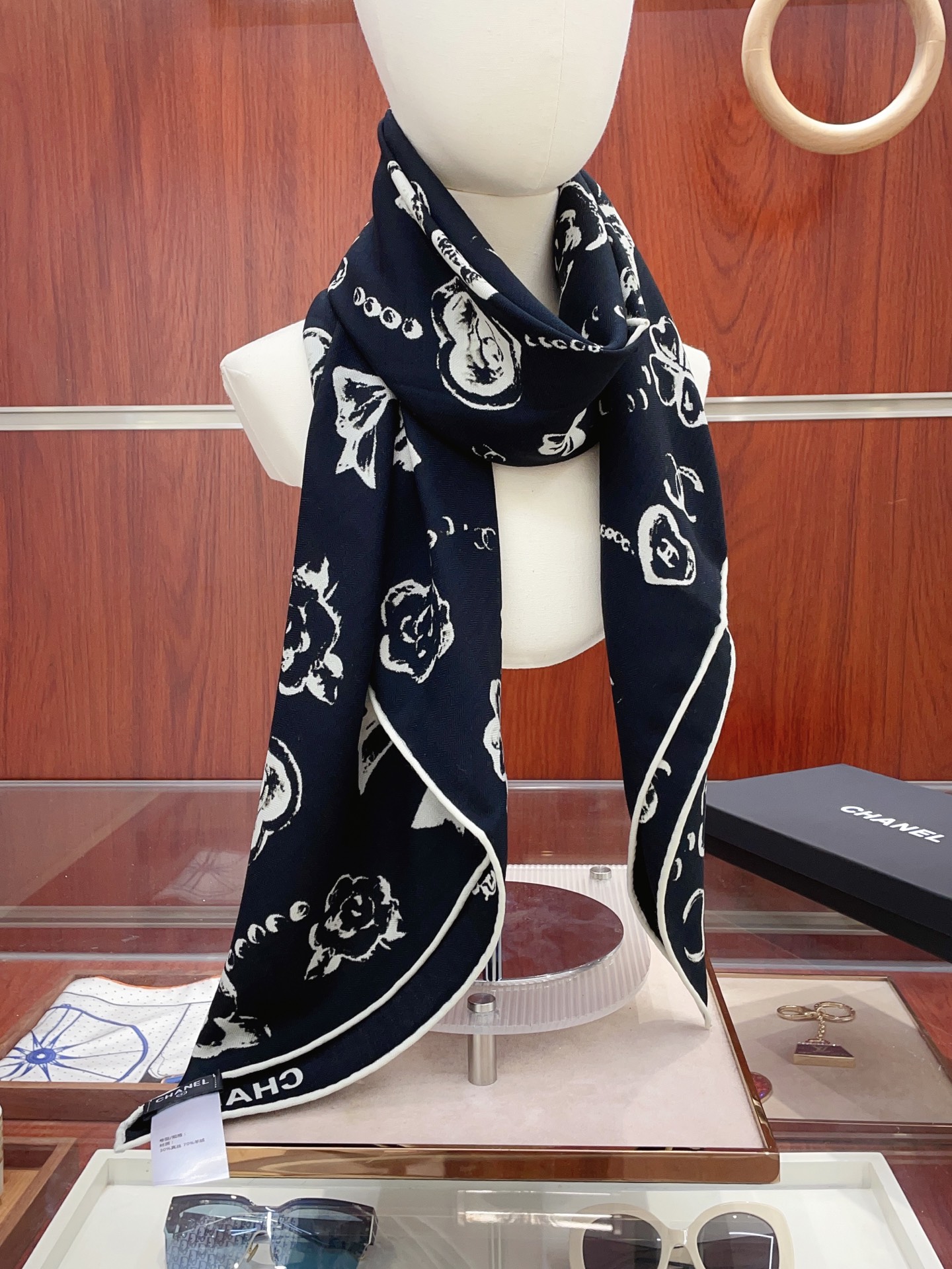 NO:341918,[Double-sided and same color, silk wool style] Xiaoxiang Cashmere square scarf recommendation to grab VIP, be sure to start quickly [High-end, love, pure cashmere, baby feels comfortable to touch, and the beauty of women is very rare. You can use it in all seasons to make people very beautiful. The upper body effect is simply beautiful. The quality is very perfect. The whole scarf gives people a big brand aura and is very exquisite and beautiful. It is definitely worth buying a new model. Once you get the real thing, you will be glad that you are a beautiful product for women. It is worth evaluating the perfect temperament and taste. Ditails' first choice VIPs. The upper size is 140*140cm.70 cashmere silk high-version scarf, high-version scarf, real silk.19860909【双面同色 丝毛款】小香 羊绒方巾抢VIP推荐 下手一定要快【高端 大爱 纯羊绒 婴儿触感舒服到飞女人尤物 货极少 四季都可以用真心美的让人非常非常心动 上身效果简直美翻了 品质非常完美 整个围巾给人大牌气场的同时又非常精致秀丽绝对值得入手的新款 实物一拿到就会庆幸自己是女人的绝美好货 值得品鉴完美气质品味Ditails首选VIP们 上尺寸140*140cm.70羊绒真丝高版本围巾,高版本围巾,real silk,scarf