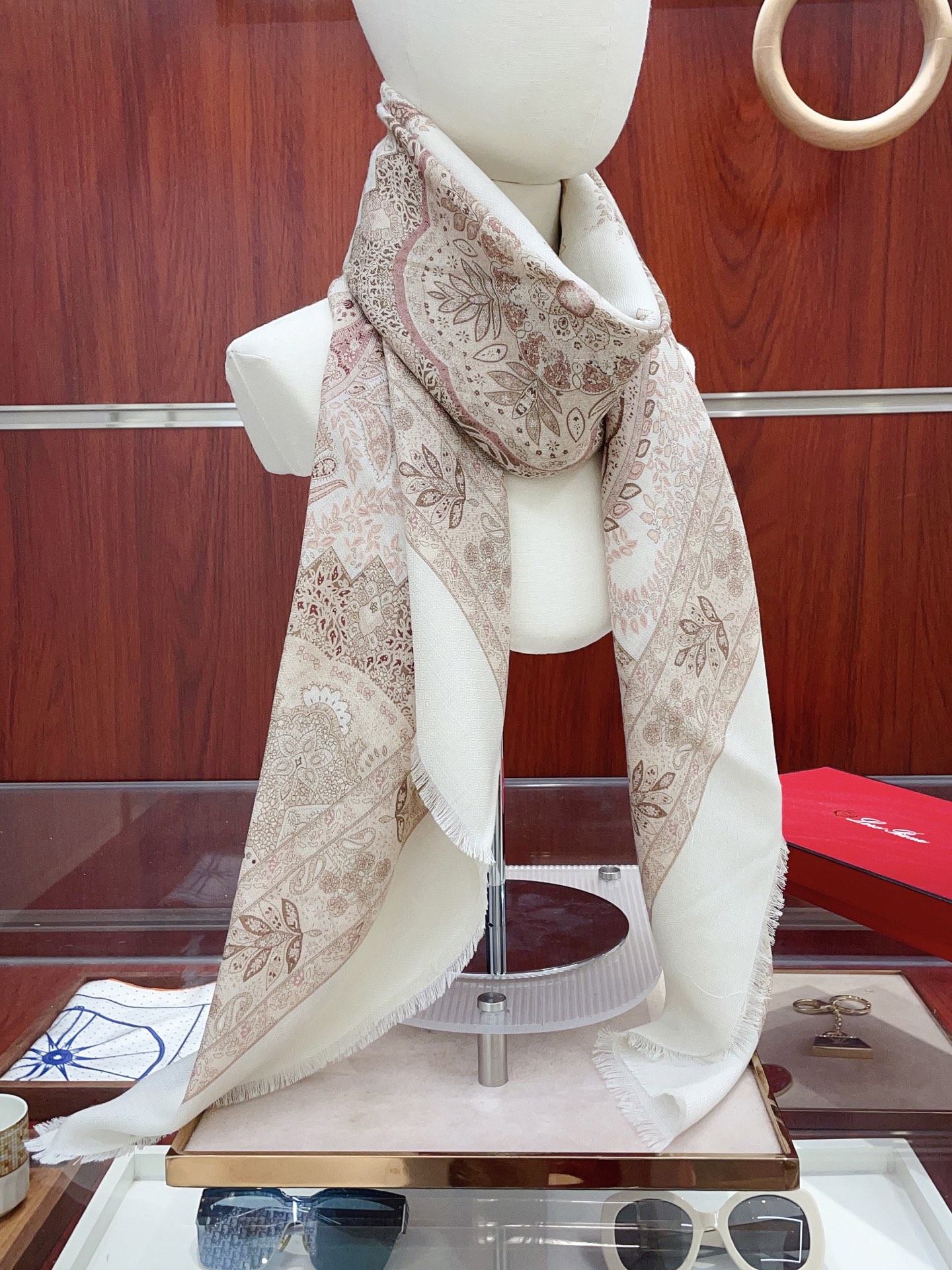 NO:341368,Low-key and luxurious, no matter what occasion you are, you can become elegant and tasteful. The super-tasting single-item top-quality elite master-level fashionable scarf. This Loro Piana style is really more and more loves the real thing. The more you look at it, the more fashionable it becomes. The more you look at it, the more you like LP things, they are really exquisite, the pattern is very simple, and they will definitely be superior in craftsmanship!  This seems simple and complicated process!  Generally, factories cannot make such a model, and they are among the best cashmeres. The quality pursued by successful people is obvious. This craftsmanship and color matching is not from ordinary large factories. I really like this master-level fashion sense. People with attitude will definitely like it. Young, fashionable, confident, and attitude. Very beautiful!  This design is more stretchy, more advanced, more atmospheric, and more affordable. It is recommended to use the Albasic velvet tip of the goat collected every spring to produce the original velvet. The characteristic of this cashmere is that even after being processed by human craftsmanship, the essence of the original velvet is retained to the greatest extent. There will be a special texture scarf that holds it in your hand and is like holding a cloud. It is really high-end. In addition, the design of the catfish whisker is also very distinctive, more casual, fashionable and quality, and perfectly presents the LP style. Specifications: 140*140cm.70 cashmere silk high-version scarf, high-version scarf, loro piana, loro piana, real silk.19860909低调高奢无论在哪种场合,都能变得高雅有品,超有品味的单品极品精英高手级别的时髦感围巾这款Loro Piana的款,实物真的越看越爱,越看越时髦,越看越喜欢LP的东西真的都是很考究,图案非常简约,在工艺上必定胜人一筹！这款看似简单工序很复杂！一般工厂做不出这样的款,属于羊绒中的佼佼者,成功人士追求的品质这种工艺和配色一看就知道不是一般的大工厂的,非常非常喜欢这种高手级别的时髦感,有态度的时髦人一定会喜欢.年轻,时髦,自信,有态度.很美！这样的设计更舒展,更高级,更大气,更加经得起推荐采用每年开春采集的阿尔巴斯纯种绒山羊腹部绒尖为原绒生产,这种羊绒的特点就是,即便经过人类工艺的加工,仍最大程度的保留了原绒的本质,会有特殊的肌理纹围巾握在手里就跟握着云朵般的仍空气绵绵感真的非常高级另外鲶鱼须的设计也是非常有特色,更显休闲时髦有品质,将LP的风格完美呈现.规格:140*140cm.70羊绒真丝高版本围巾,高版本围巾,loro piana,loro piana,real silk,scarf