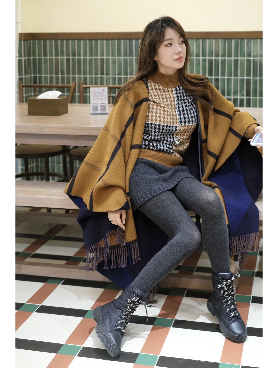 NO:619580,Autumn is here, match it with the H family's cape jacket. The cape has top-notch leather workmanship details. (90 merino wool, cashmere) leather tassels and set lock placket. Dimensions: length 157 x width 150 cm. This cape is hidden under the 'Equestrian Series' - 'Jockey Supplies'  Rocabar poncho, 400♀♀ As an autumn and winter match, it will never go out of style. Just buy a large wool shawl. One size fits all high version scarf, high version scarf, jackets & coats, shawls19860909秋天来了,H家斗篷外套搭配起来 斗篷,皮革做工细节顶尖.(90美利诺羊毛,山羊绒)皮革流苏和套锁扣门襟.尺寸:长157x宽150厘米.藏在“马术系列”-“骑师用品”下面的这款斗篷 Rocabar斗篷,400♀♀作为秋冬搭配,永不过时.随便买买一件羊毛大披肩.均码高版本围巾,高版本围巾,jackets & coats,shawls,scarf