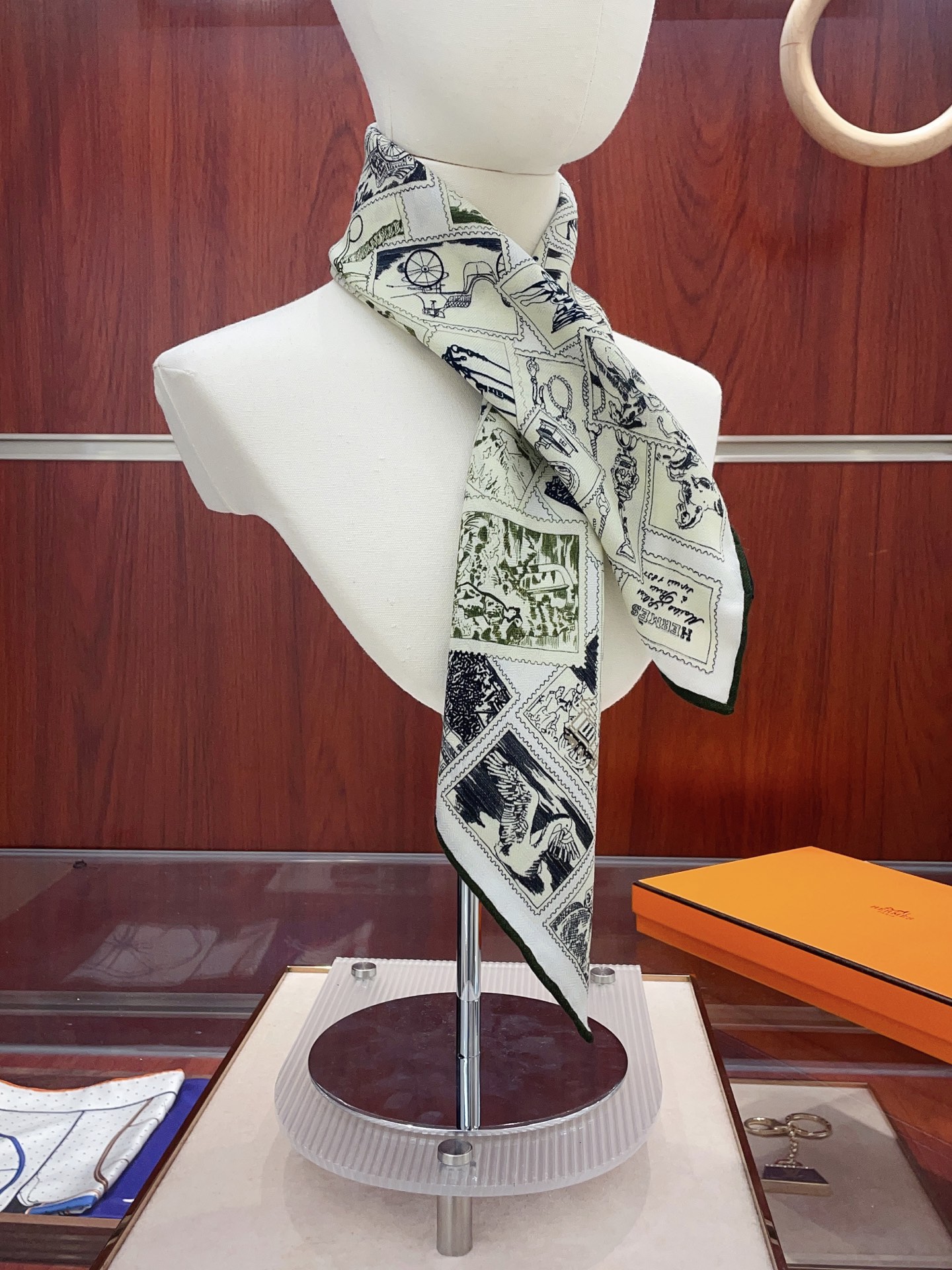 NO:341372,[Silk wool style, double-sided and same color] New product H home [Fubao Philatelic] Autumn and Winter silk wool style. Switch the shape at will, small and elegant style 60*60 Gold size. High-end and fashionable without being too ostentatious, very design-like!  The new series released this year~ It is really beautiful with such a design!  Must-enter!  The upper body effect is so high-end and elegant!  High-version scarf, high-version scarf, gold19860909【丝毛款 双面同色】新品 H家【福宝集邮者】秋冬丝毛款 随意切换造型 ,小巧又不失优雅的款式 60*60 黄金尺寸 高级时尚又不会过于张扬,很有设计感~气质到骨子里！今年新出的系列~真的被这样的设计美！必入！上身效果简直高级优雅气质到不行！高版本围巾,高版本围巾,gold,scarf