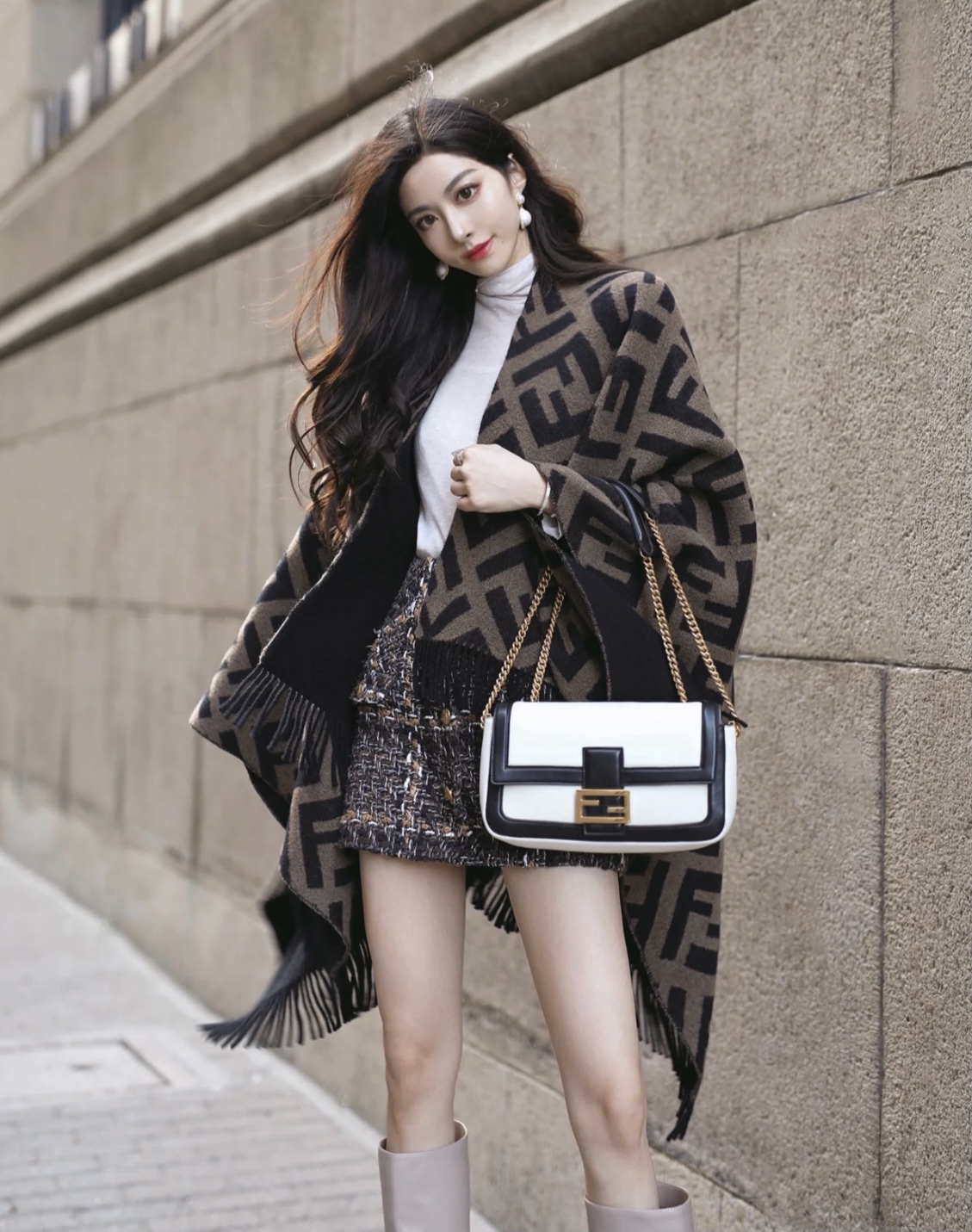NO:341387,[High quality] Fendi Fendi heavy FF letter element wool cloak, the new color F main cloak, the counter is also a good thing that has just been put on the shelves, the new color is definitely more fashionable, beautiful and serious, the real material is very heavy, such a piece of raw materials is very consuming, this counter will definitely be out of stock in winter, and the current FF style is blowing~~ It is said that many people go to the counter as long as they buy FF, they can buy it in a full series and have a secret fun. In short, it is a surprise. Don’t think it’s too little, this specification is getting smaller and smaller, and cherish it. The upper body effect is very powerful!  Definitely a big deal!  The clear and clear FF letters, the hairs are tight and distinct, and the style is very stylish. You can amazing the audience if you take a picture with a mobile phone. The high-density and exquisite work of big brands is really exquisite and craftsmanship. One-size high-end scarf, high-end scarf, fendi, fendi19860909【高品质】芬迪Fendi重磅FF字母元素羊毛斗篷,专柜新色F主打的斗篷,专柜也是刚上架的好玩意儿,新颜色绝对更加时尚漂亮正儿八经的好东西,真材实料非常重磅,这样的一件非常耗原料这个等冬天了专柜绝对也会断货,时下刮起了FF风~~据说很多人去专柜只要是FF都全系列的买买到偷着乐吧总之是惊喜.不要嫌少,这种规格越来越少且珍惜.上身效果气场非常强大！绝对是重磅！清晰明了的FF字母,毛羽紧致分明,版型更是非常有型,用手机拍出来都能惊艳全场高密度精工细作大牌的东西真的非常考究,匠心之作. 均码高版本围巾,高版本围巾,fendi,fendi,scarf