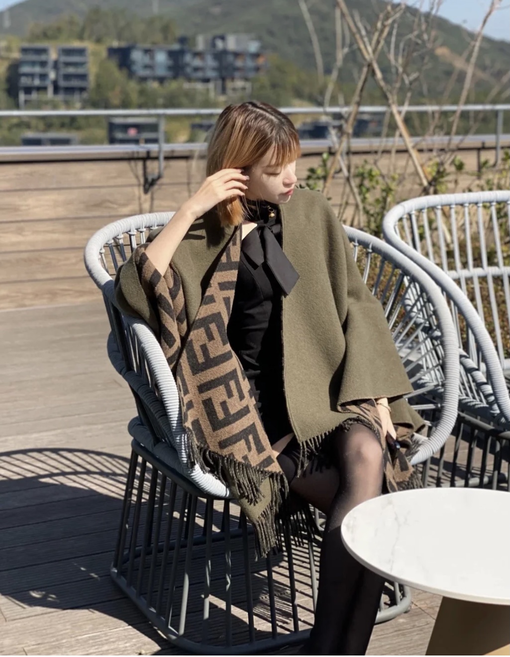 NO:554234,[High Quality] Fendi's heavy wool cloak with FF letter elements, the new color F main cloak in the counter, the counter is also a good thing that has just been put on the shelves, the new color is definitely more fashionable and beautiful, serious good stuff, the real material is very heavy, such a piece is very expensive  The raw materials will definitely be out of stock in the counters when winter comes. Nowadays, the FF trend is blowing~~ It is said that many people go to the counters and buy the whole series of FF, and it is a surprise. Don’t be too little, this kind of specifications is becoming less and less and is cherished. The aura of the upper body effect is very powerful!  Definitely a hit!  The clear FF letters, the hairiness is tight and distinct, and the pattern is very stylish. If you take a picture with a mobile phone, it will amaze the audience. The high-density precision workmanship of big-name products is really exquisite and ingenious. One-size-fits-all high version scarf, high version scarf, fendi, fendi19860909【高品质】芬迪Fendi重磅FF字母元素羊毛斗篷,专柜新色F主打的斗篷,专柜也是刚上架的好玩意儿,新颜色绝对更加时尚漂亮正儿八经的好东西,真材实料非常重磅,这样的一件非常耗原料这个等冬天了专柜绝对也会断货,时下刮起了FF风~~据说很多人去专柜只要是FF都全系列的买买到偷着乐吧总之是惊喜.不要嫌少,这种规格越来越少且珍惜.上身效果气场非常强大！绝对是重磅！清晰明了的FF字母,毛羽紧致分明,版型更是非常有型,用手机拍出来都能惊艳全场高密度精工细作大牌的东西真的非常考究,匠心之作. 均码高版本围巾,高版本围巾,fendi,fendi,scarf