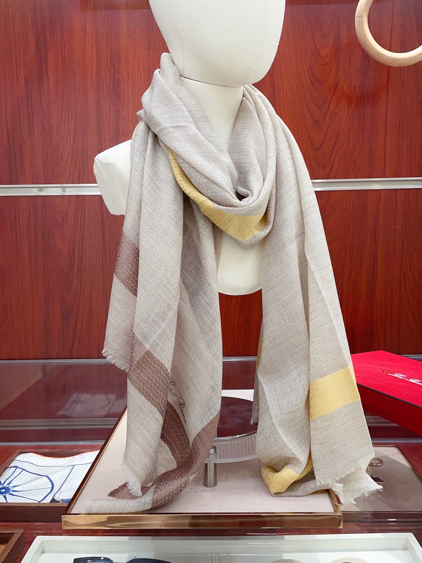 NO:581443,[LP plaid wavy long scarf] A high-end product is presented, unique and unprecedented. Pure cashmere feels so good that it is definitely a slow-feeling hand. The technology uses imported 300 pure plaid cashmere sequin embellishments, which is very classy and low-key with a little luxury. Size 200*100cm imported pure cashmere high version scarf, high version scarf, loro piana19860909【LP格纹波浪长巾】高尖端产物重磅呈现 ,绝无仅有 史无前例 纯山羊绒 手感好到爆绝对又是一款手慢无 工艺上采用的是进口300支纯格纹羊绒亮片点缀,非常显档次,低调中带着小奢华.尺寸200*100cm 进口纯羊绒高版本围巾,高版本围巾,loro piana,scarf
