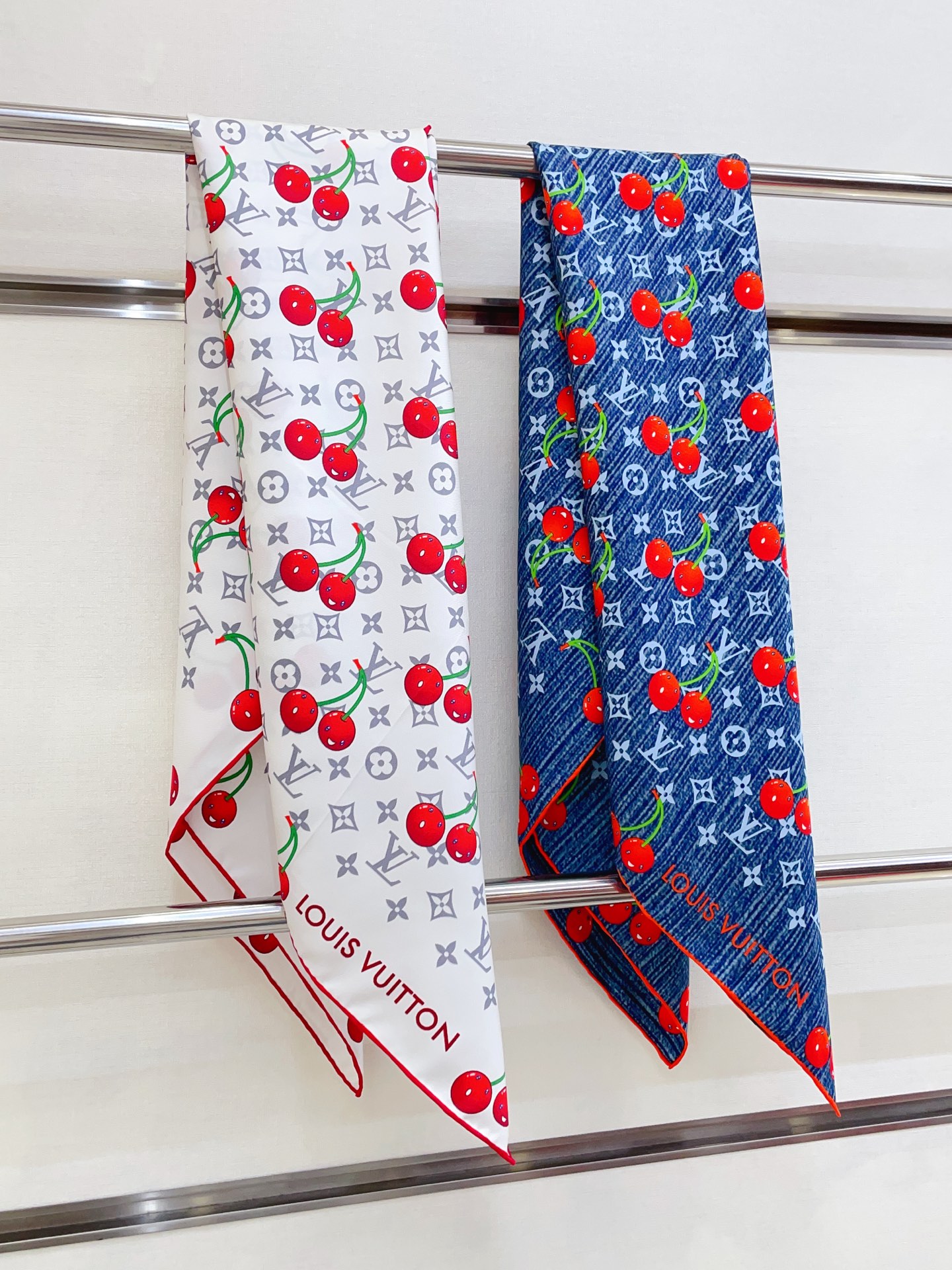 🉐️200✨✨【18姆米 双面同色】上身效果疯狂的喜欢❗️专柜也是刚刚上架的,L*最最新款~非常有看头,L的这类元素一直是高级女人的气场感,时髦和女人味融合的刚刚好‼️这样的搭配真的是好时髦,优雅女人味❗️非常适合日搭的配色‼️手感,光泽感,卷边都做的非常好,定制级面料.赋予了围巾更非常容易造型.非常重磅奢华的设计,上身却别样衬得人高贵气质!简单的打底配此款围巾,简单的搭配却给人非常舒适有品味的大牌感…推荐‼️90*90cm顶级斜纹真丝方巾‼️