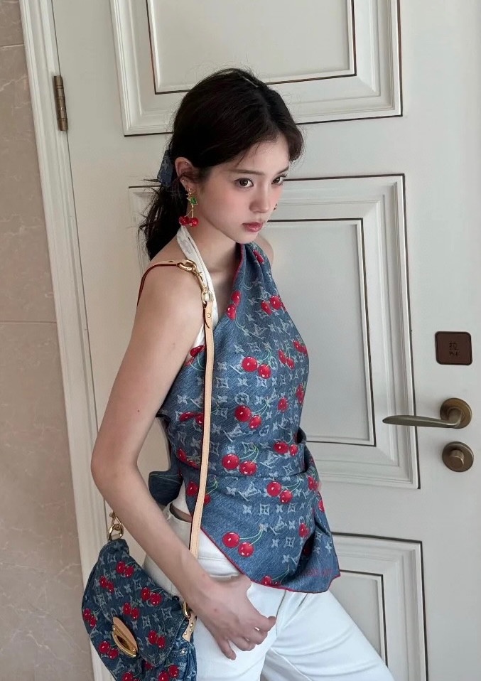 🉐️200✨✨【18姆米 双面同色】上身效果疯狂的喜欢❗️专柜也是刚刚上架的,L*最最新款~非常有看头,L的这类元素一直是高级女人的气场感,时髦和女人味融合的刚刚好‼️这样的搭配真的是好时髦,优雅女人味❗️非常适合日搭的配色‼️手感,光泽感,卷边都做的非常好,定制级面料.赋予了围巾更非常容易造型.非常重磅奢华的设计,上身却别样衬得人高贵气质!简单的打底配此款围巾,简单的搭配却给人非常舒适有品味的大牌感…推荐‼️90*90cm顶级斜纹真丝方巾‼️