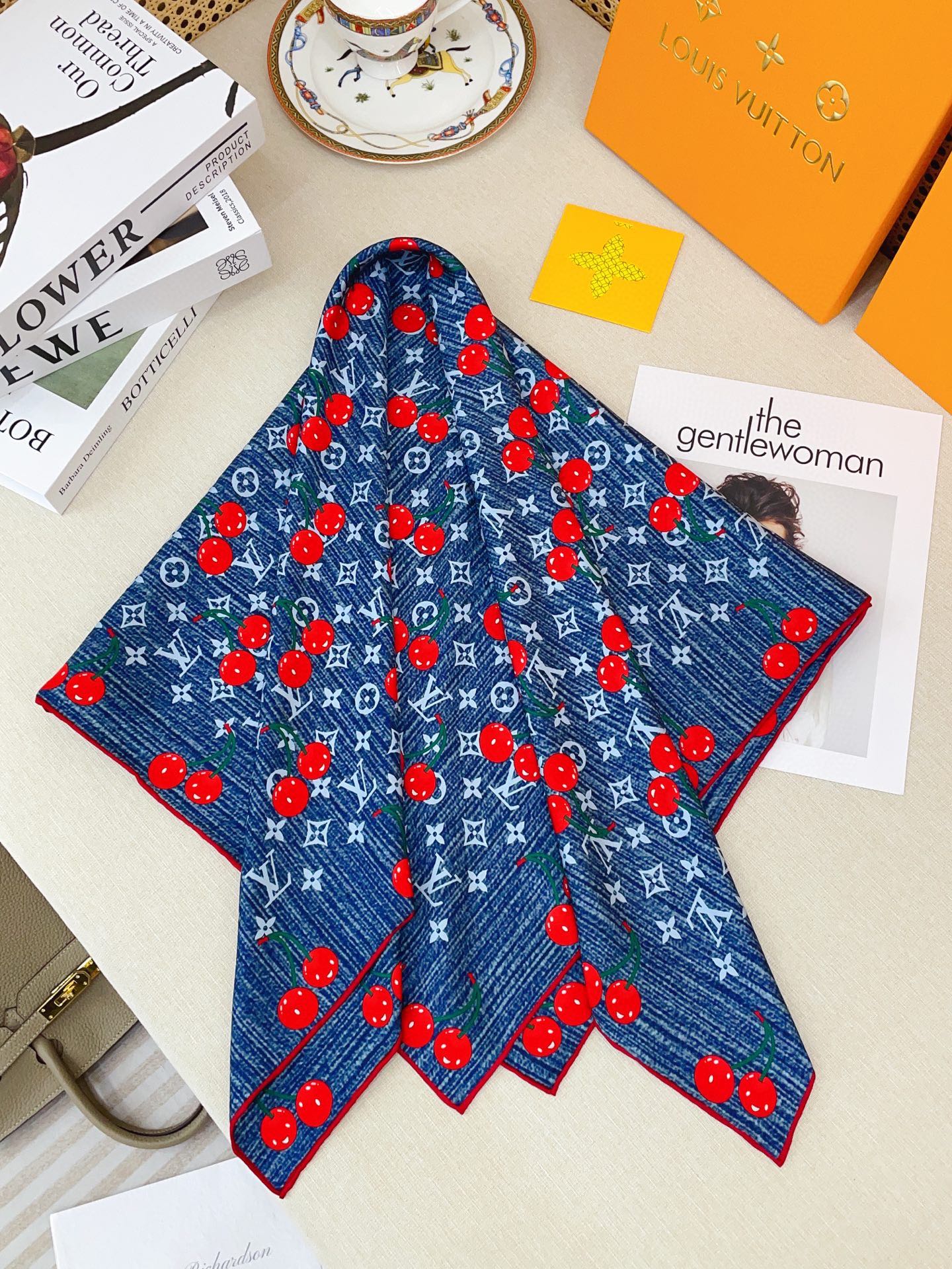 🉐️200✨✨【18姆米 双面同色】上身效果疯狂的喜欢❗️专柜也是刚刚上架的,L*最最新款~非常有看头,L的这类元素一直是高级女人的气场感,时髦和女人味融合的刚刚好‼️这样的搭配真的是好时髦,优雅女人味❗️非常适合日搭的配色‼️手感,光泽感,卷边都做的非常好,定制级面料.赋予了围巾更非常容易造型.非常重磅奢华的设计,上身却别样衬得人高贵气质!简单的打底配此款围巾,简单的搭配却给人非常舒适有品味的大牌感…推荐‼️90*90cm顶级斜纹真丝方巾‼️