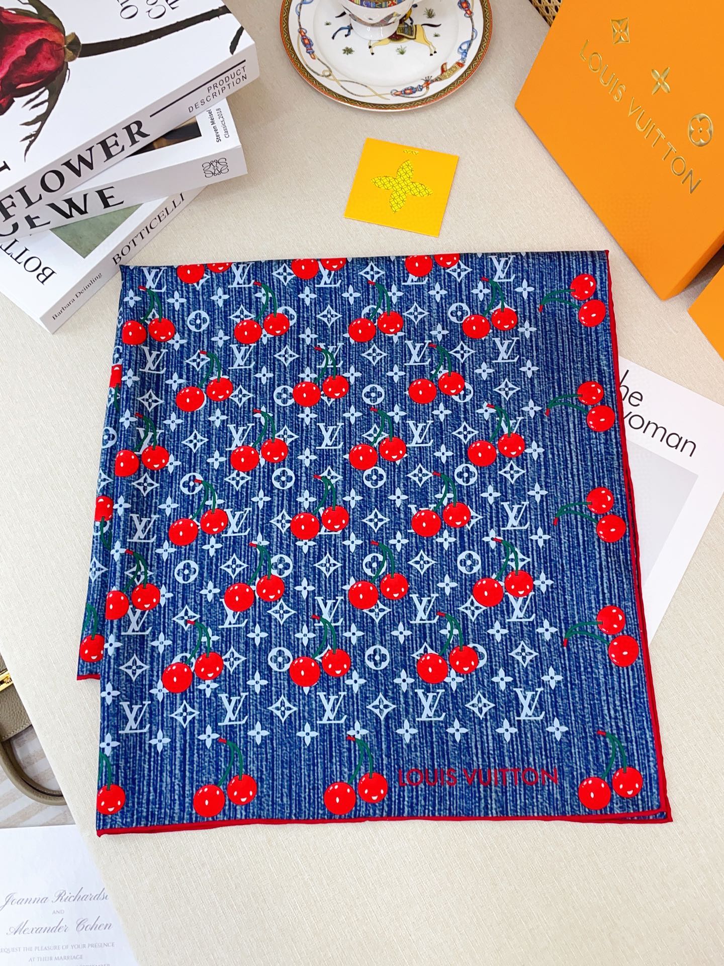 🉐️200✨✨【18姆米 双面同色】上身效果疯狂的喜欢❗️专柜也是刚刚上架的,L*最最新款~非常有看头,L的这类元素一直是高级女人的气场感,时髦和女人味融合的刚刚好‼️这样的搭配真的是好时髦,优雅女人味❗️非常适合日搭的配色‼️手感,光泽感,卷边都做的非常好,定制级面料.赋予了围巾更非常容易造型.非常重磅奢华的设计,上身却别样衬得人高贵气质!简单的打底配此款围巾,简单的搭配却给人非常舒适有品味的大牌感…推荐‼️90*90cm顶级斜纹真丝方巾‼️