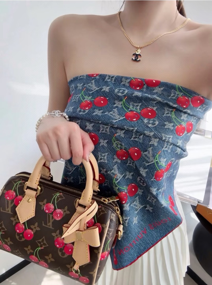 🉐️200✨✨【18姆米 双面同色】上身效果疯狂的喜欢❗️专柜也是刚刚上架的,L*最最新款~非常有看头,L的这类元素一直是高级女人的气场感,时髦和女人味融合的刚刚好‼️这样的搭配真的是好时髦,优雅女人味❗️非常适合日搭的配色‼️手感,光泽感,卷边都做的非常好,定制级面料.赋予了围巾更非常容易造型.非常重磅奢华的设计,上身却别样衬得人高贵气质!简单的打底配此款围巾,简单的搭配却给人非常舒适有品味的大牌感…推荐‼️90*90cm顶级斜纹真丝方巾‼️