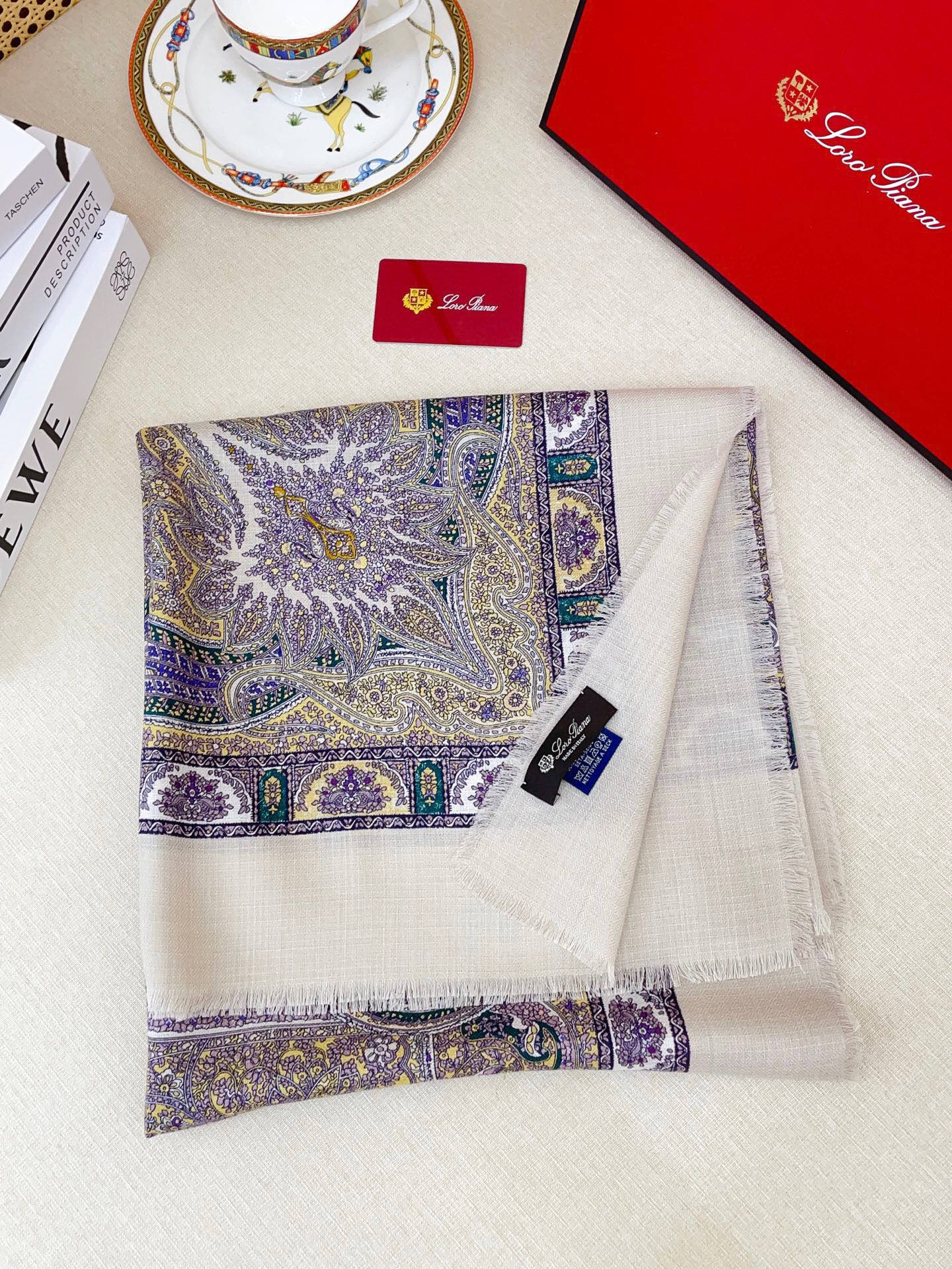 ✨✨低调高奢❗️无论在哪种场合，都能变得高雅有品，超有品味的单品❗️极品精英高手级别的时髦感围巾❗️这款