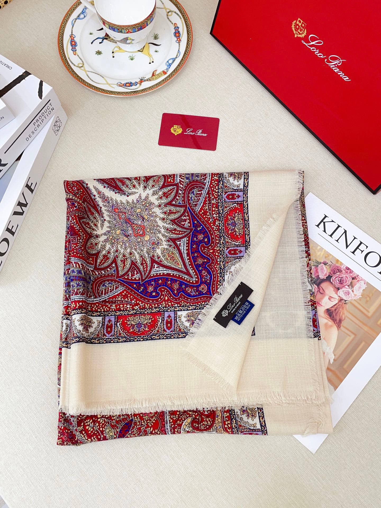 ✨✨低调高奢❗️无论在哪种场合，都能变得高雅有品，超有品味的单品❗️极品精英高手级别的时髦感围巾❗️这款