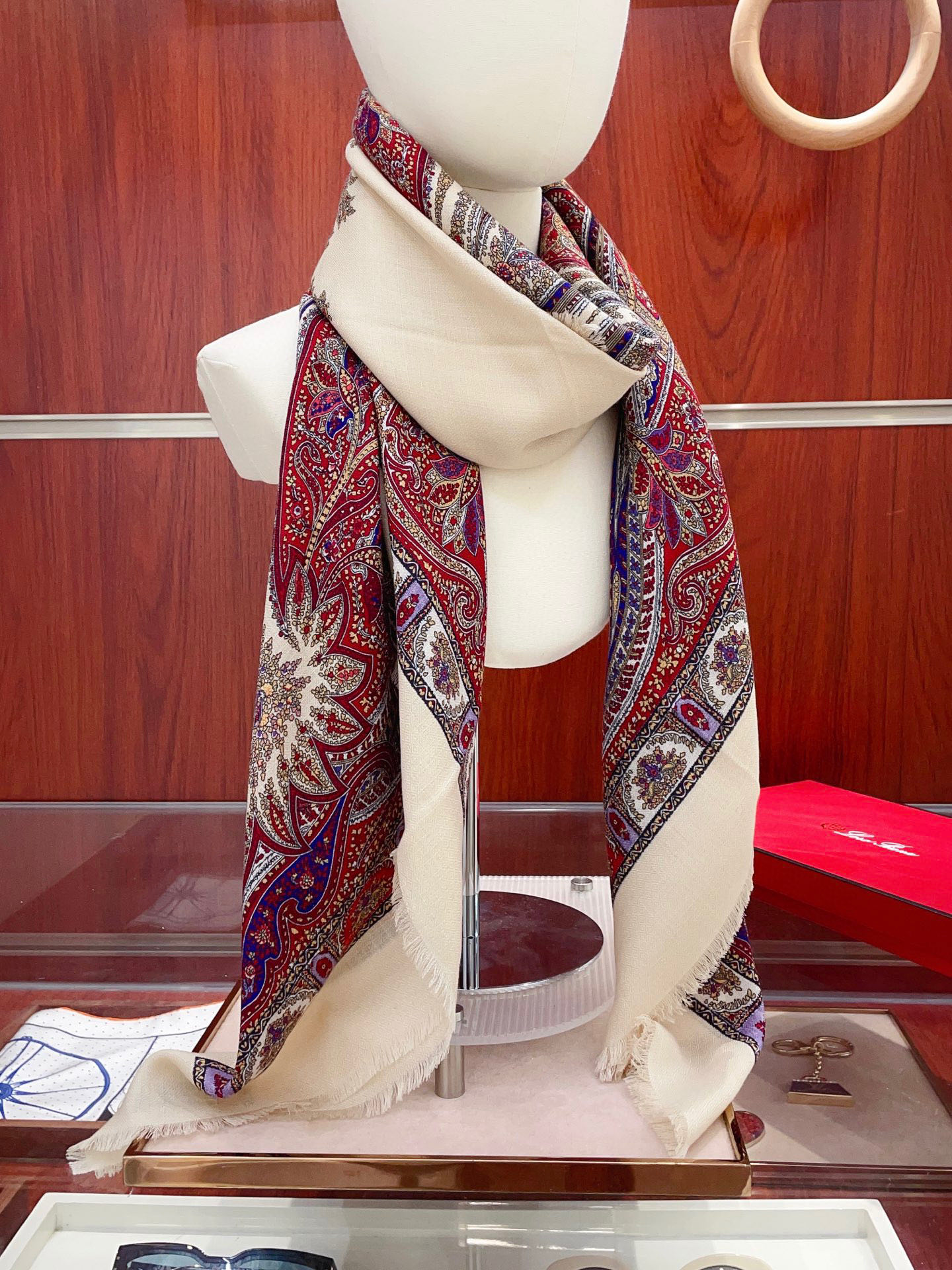 NO:542142,Low-key and luxurious, no matter what occasion you are, you can become elegant and tasteful. The most delicious single product, the best elite master-level fashionable scarf, this Loro Piana style, the more you look at the real thing, the more you look at it, the more you look at it, the more you like LP things, the more you look at it, the more you like LP things are really exquisite, the pattern is very simple, and it will definitely be better in craftsmanship!  This seems simple and complicated process!  Generally, factories cannot make such a model, and they are among the best cashmeres. The quality pursued by successful people is obvious. This craftsmanship and color matching is not from ordinary large factories. I really like this master-level fashion sense. People with attitude will definitely like it. Young, fashionable, confident, and attitude. Very beautiful!  This design is more stretchy, more advanced, more atmospheric, and more affordable. It is recommended to use the Albasic velvet tip of the goat collected every spring to produce the original velvet. The characteristic of this cashmere is that even after being processed by human craftsmanship, the essence of the original velvet is retained to the greatest extent. There will be a special texture scarf that holds it in your hand and is like holding a cloud. It is really high-end. In addition, the design of the catfish whisker is also very distinctive, more casual, fashionable and of quality, and perfectly presents the LP style. Specifications: 140*140cm.70 cashmere silk high-version scarf, high-version scarf, loro piana, loro piana, real silk.19860909低调高奢无论在哪种场合,都能变得高雅有品,超有品味的单品极品精英高手级别的时髦感围巾这款Loro Piana的款,实物真的越看越爱,越看越时髦,越看越喜欢LP的东西真的都是很考究,图案非常简约,在工艺上必定胜人一筹！这款看似简单工序很复杂！一般工厂做不出这样的款,属于羊绒中的佼佼者,成功人士追求的品质这种工艺和配色一看就知道不是一般的大工厂的,非常非常喜欢这种高手级别的时髦感,有态度的时髦人一定会喜欢.年轻,时髦,自信,有态度.很美！这样的设计更舒展,更高级,更大气,更加经得起推荐采用每年开春采集的阿尔巴斯纯种绒山羊腹部绒尖为原绒生产,这种羊绒的特点就是,即便经过人类工艺的加工,仍最大程度的保留了原绒的本质,会有特殊的肌理纹围巾握在手里就跟握着云朵般的仍空气绵绵感真的非常高级另外鲶鱼须的设计也是非常有特色,更显休闲时髦有品质,将LP的风格完美呈现.规格:140*140cm.70羊绒真丝高版本围巾,高版本围巾,loro piana,loro piana,real silk,scarf