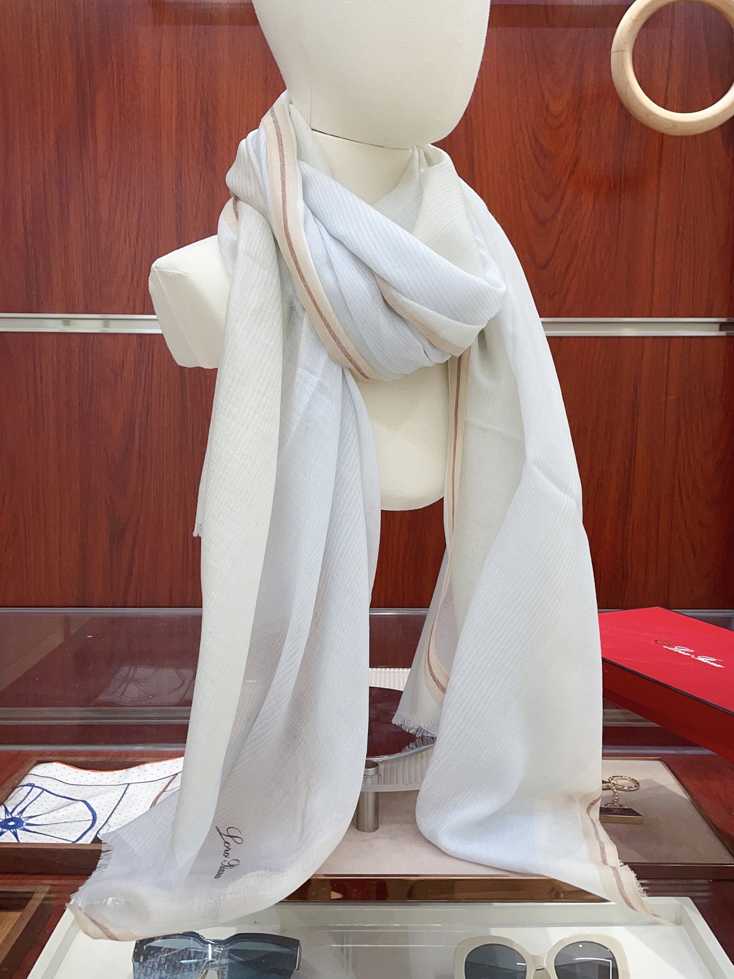 NO:341891,[LP grid solid color vertical striped long scarf] High-end products are presented with heavy weight, unprecedented, pure cashmere, which feels so good that it is definitely another slow-handed style. The process uses imported 300 pure plaid cashmere sequins embellishment, which is very classy, ​​low-key and small luxury. Size 200*100cm Imported pure cashmere high-version scarf, high-version scarf, loro piana19860909【LP格纯色竖条纹长巾】高尖端产物重磅呈现 ,绝无仅有 史无前例 纯山羊绒 手感好到爆绝对又是一款手慢无 工艺上采用的是进口300支纯格纹羊绒亮片点缀,非常显档次,低调中带着小奢华.尺寸200*100cm 进口纯羊绒高版本围巾,高版本围巾,loro piana,scarf