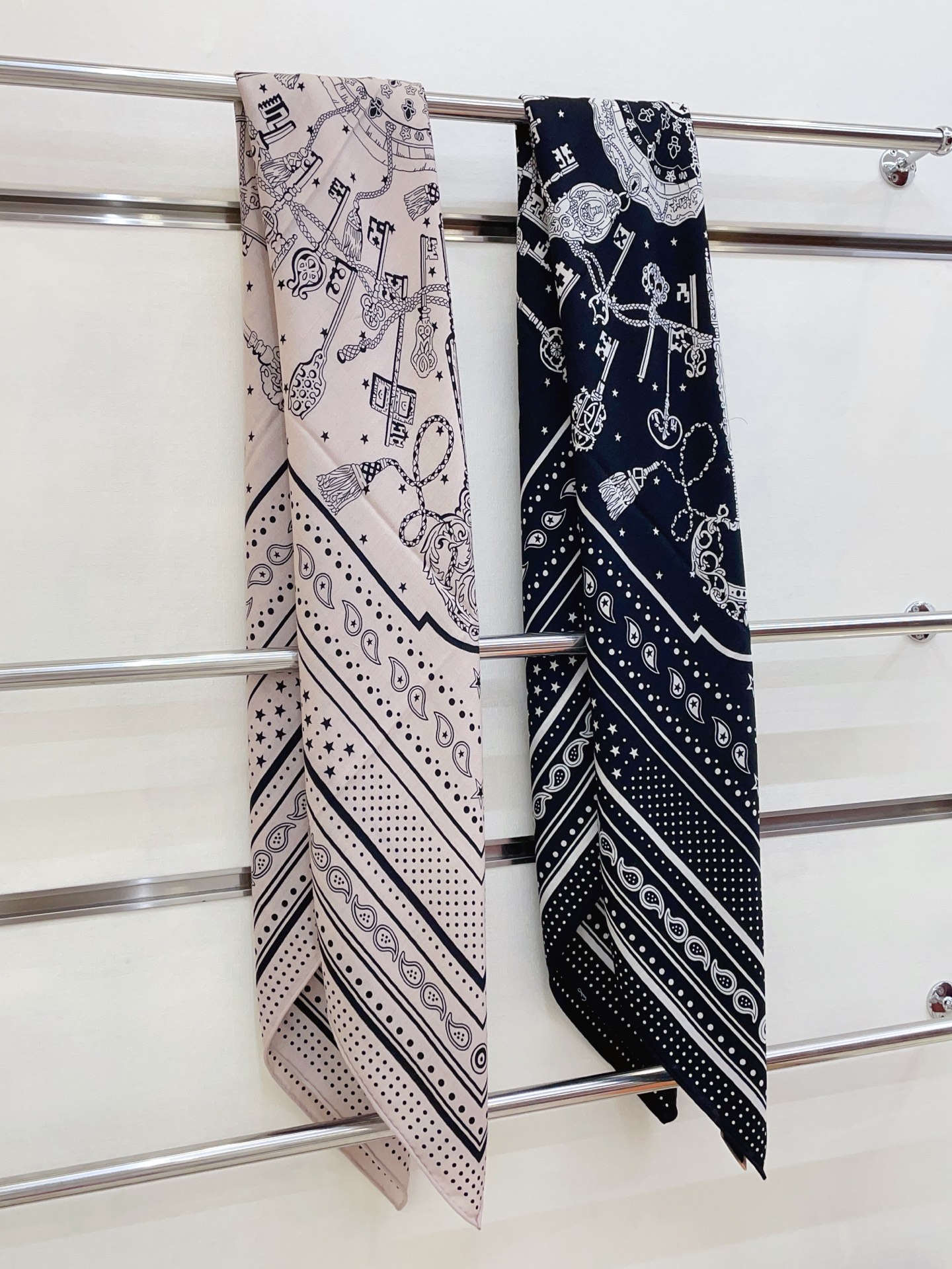 ✨✨【双面同色 丝毛款】H家羊绒新款 买了都说好看‼️推荐💕【钥匙🔑方巾 140】羊绒方巾‼️H家ZG爆