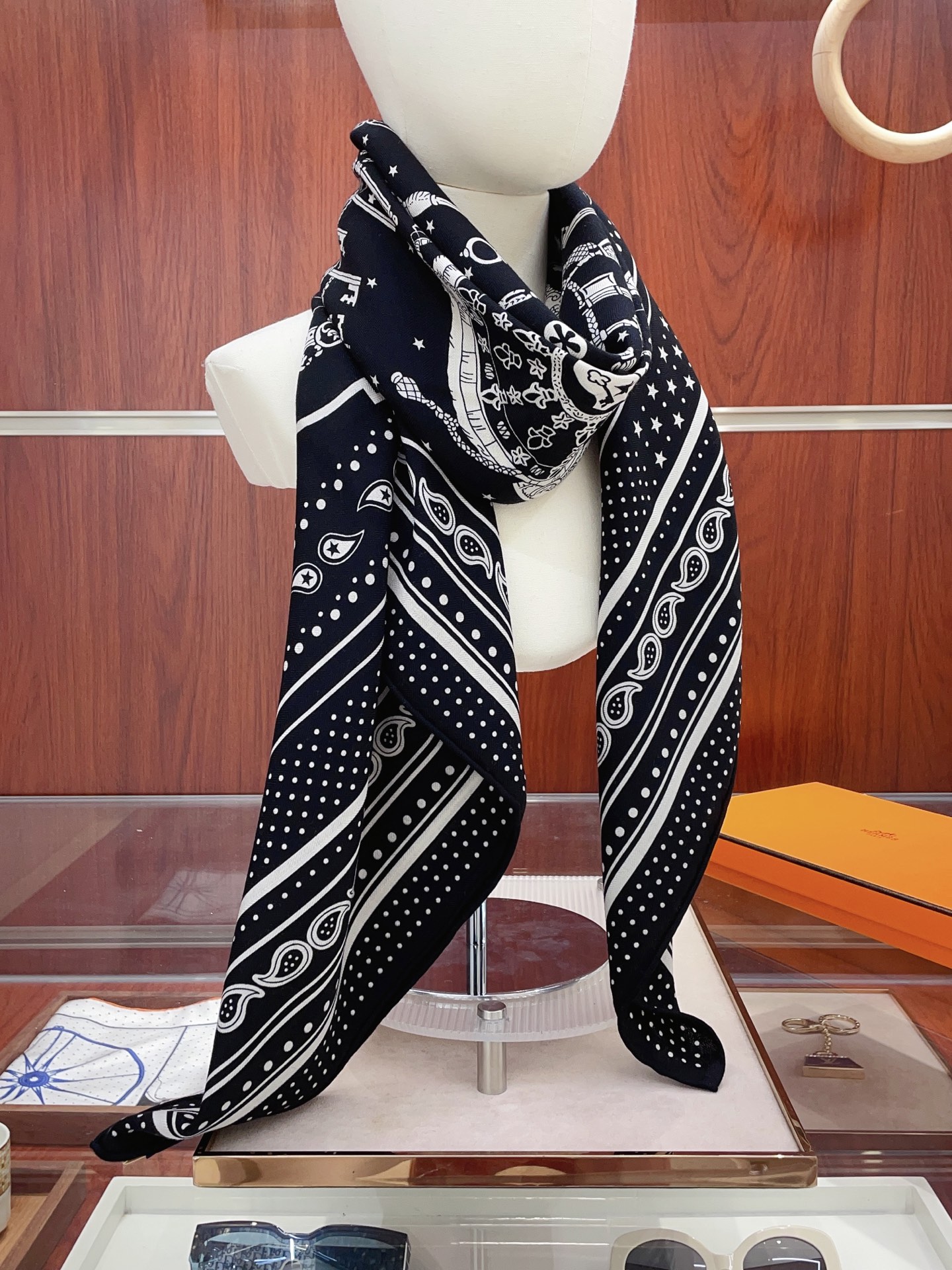 NO:341849,[Double-sided same color silk wool style] H home cashmere new style, recommended after buying it [Key square scarf 140] Cashmere square scarf H home ZG hit three-dimensional presentation pattern and pattern real high grade special craftsmanship high-end research and development stunningly special cutting-edge process processing is loved by white and rich beauty. Whether it is quality, style, price, they scream, super high cost performance, absolutely worth buying. Size 140cm*140cm, 70 cashmere silk high-version scarf, high-version scarf, real silk,19860909【双面同色 丝毛款】H家羊绒新款 买了都说好看推荐【钥匙方巾 140】羊绒方巾H家ZG爆款立体呈现图案纹路实物档次极高特殊工艺高端研发惊艳问世特殊尖端工艺处理受到白富美的喜欢 无论是品质 款式 价格都令大牌控的她们尖叫 超高性价比 绝对值得入手尺寸140cm*140cm,70羊绒真丝高版本围巾,高版本围巾,real silk,scarf