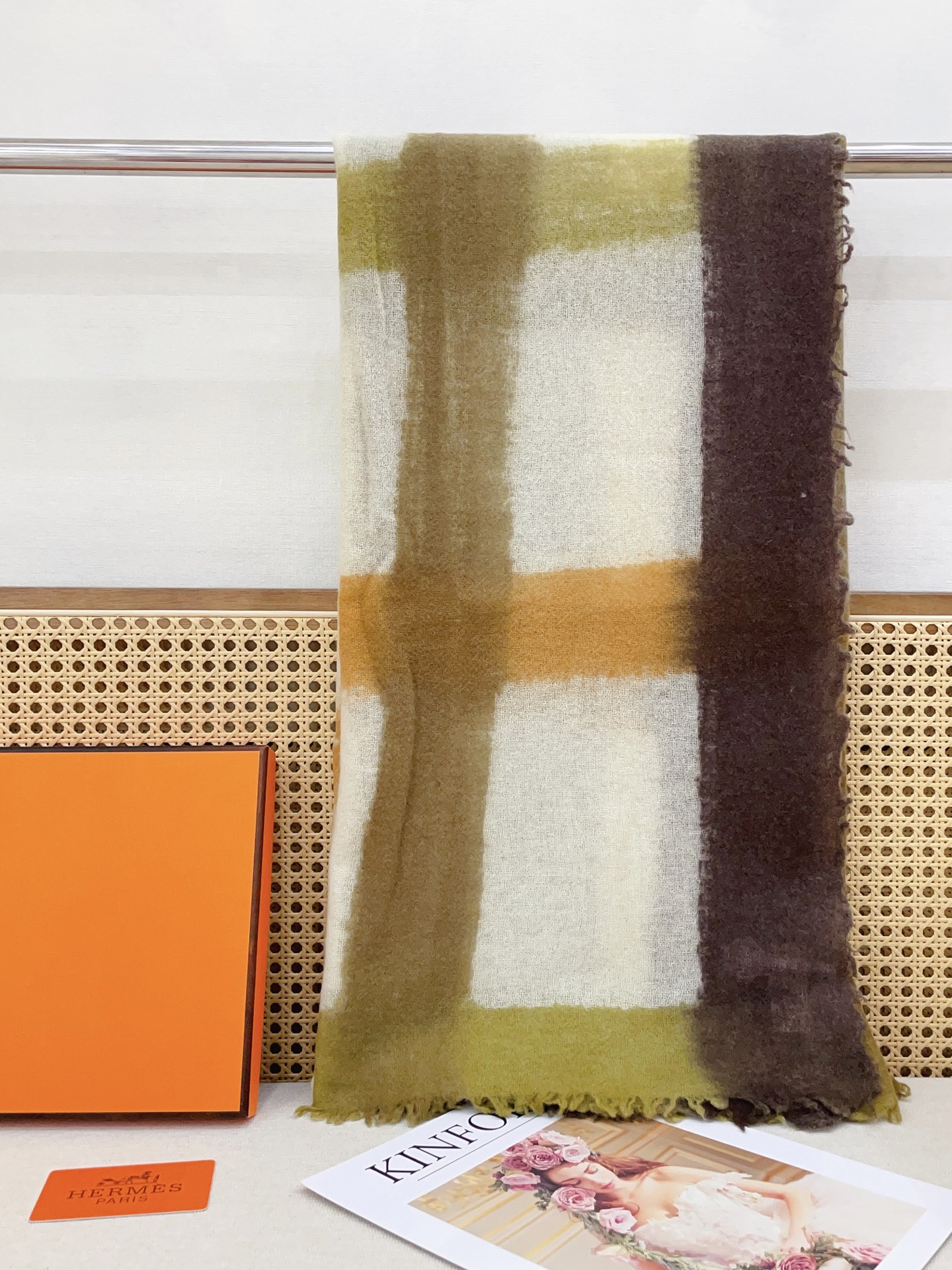 ✨✨H家羊绒大方巾❗️【手绘条纹方巾】极力推荐款‼️重磅进口纯羊绒围巾，最好的羊绒纤维，没有一丝杂色，真