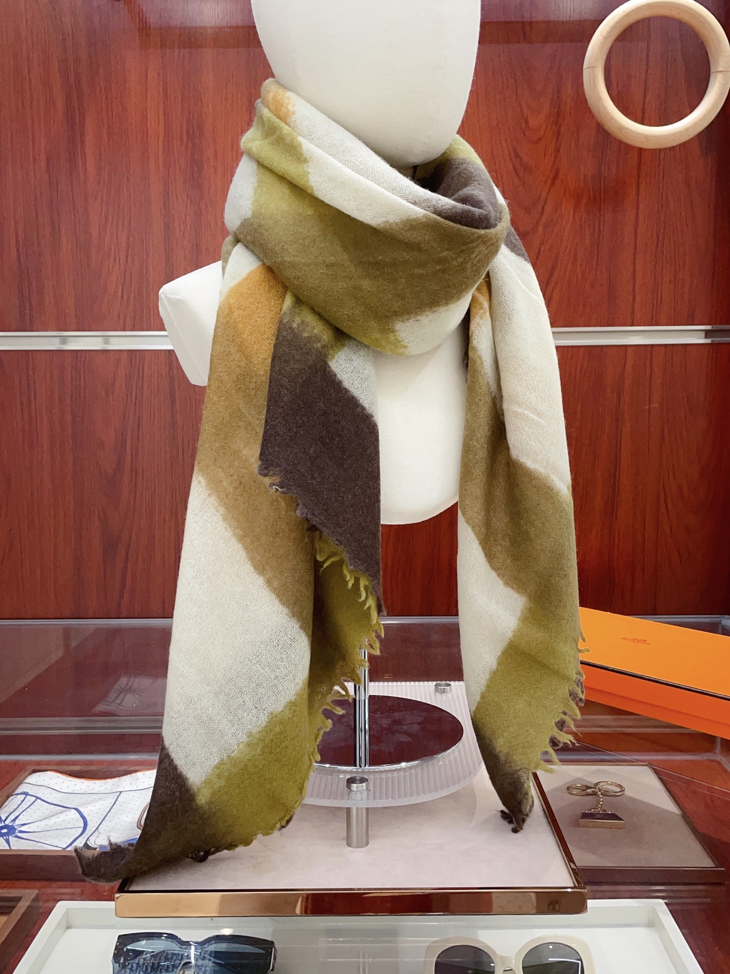 NO:341908,H home cashmere square scarf [Hand-painted striped square scarf] highly recommended heavy-duty imported pure cashmere scarf, the best cashmere fiber, without a trace of variegated color, the best among real luxury goods, the texture looks more luxurious, the feel is great, the texture is not to be described in more detail. I just want to say that if you meet it, you are lucky to meet it, the size is 140*140cm, selected pure cashmere high-version scarf, high-version scarf19860909H家羊绒大方巾【手绘条纹方巾】极力推荐款重磅进口纯羊绒围巾,最好的羊绒纤维,没有一丝杂色,真正的奢侈品中的极品,质感显得更加奢华,手感棒极了质感品质不想多做描述 只想说,能遇到就是幸运尺寸140*140cm,精选纯羊绒高版本围巾,高版本围巾,scarf