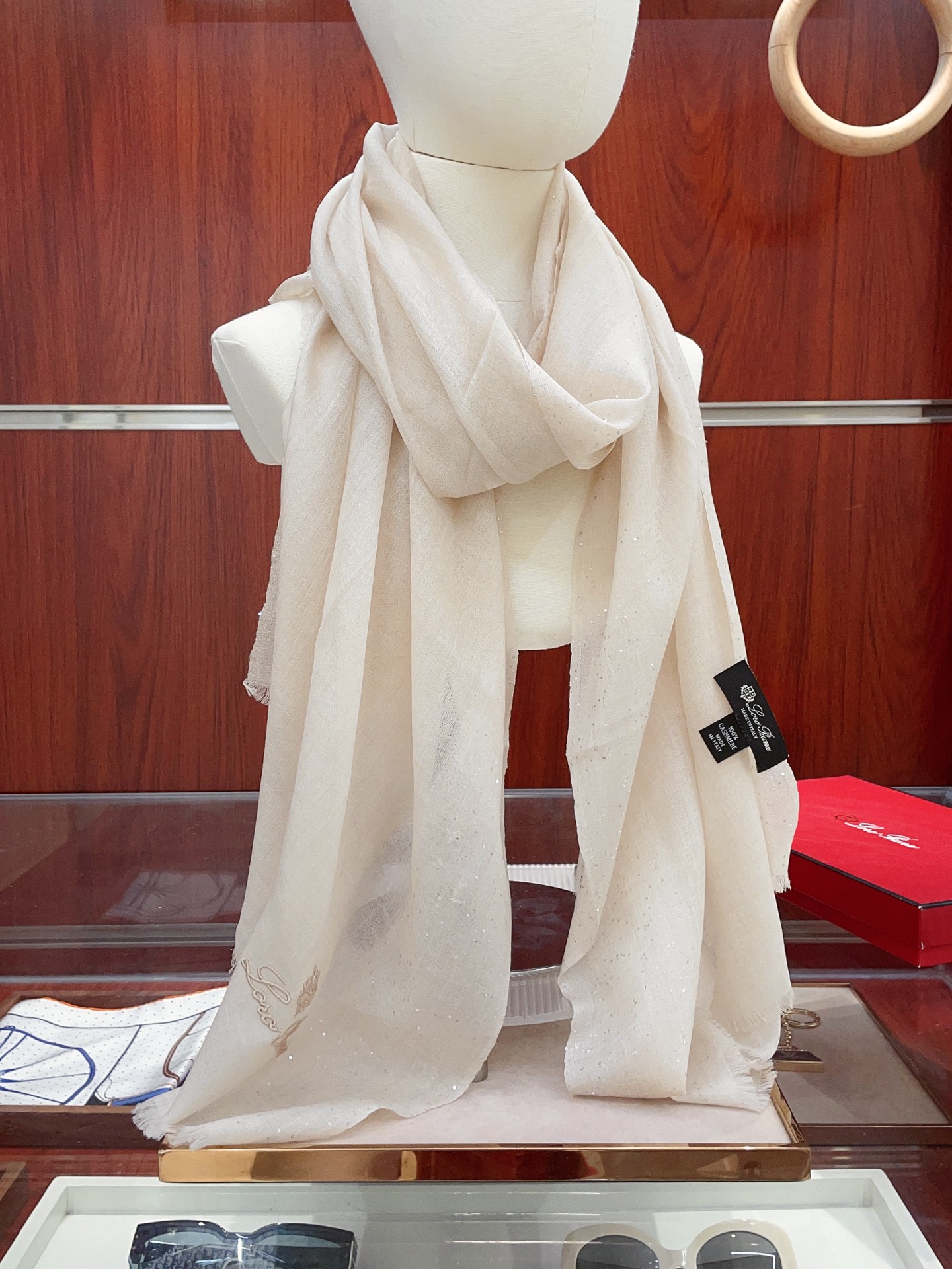 NO:341904,[LP sequin solid color long scarf] High-end products are presented with great weight, unprecedented, pure cashmere, which feels so good that it is definitely another slow-handed one. The process uses imported 300 pure plaid cashmere sequins embellishment, which is very classy, ​​low-key and small luxury. Size 200*70cm Imported pure cashmere high-version scarf, high-version scarf, loro piana19860909【LP亮片纯色长巾】高尖端产物重磅呈现 ,绝无仅有 史无前例 纯山羊绒 手感好到爆绝对又是一款手慢无 工艺上采用的是进口300支纯格纹羊绒亮片点缀,非常显档次,低调中带着小奢华.尺寸200*70cm 进口纯羊绒高版本围巾,高版本围巾,loro piana,scarf