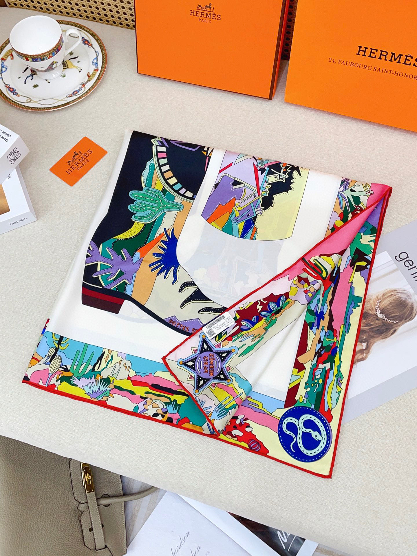 ✨✨【18姆米 双面同色】H**S真丝新款🆕👏👏买了都说好看‼️推荐💕【皮靴上的故事 90】真丝方巾，顶