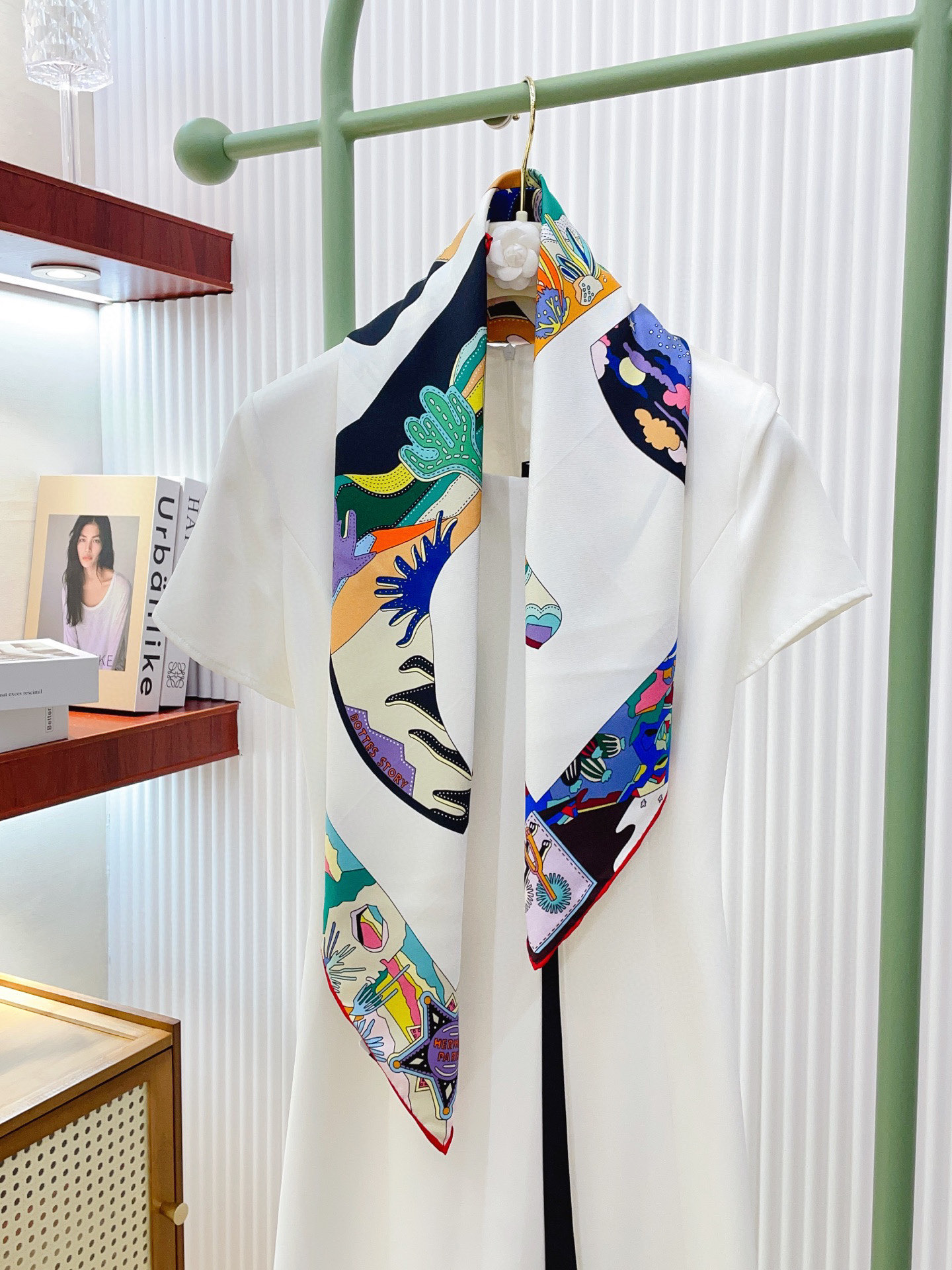 ✨✨【18姆米 双面同色】H**S真丝新款🆕👏👏买了都说好看‼️推荐💕【皮靴上的故事 90】真丝方巾，顶