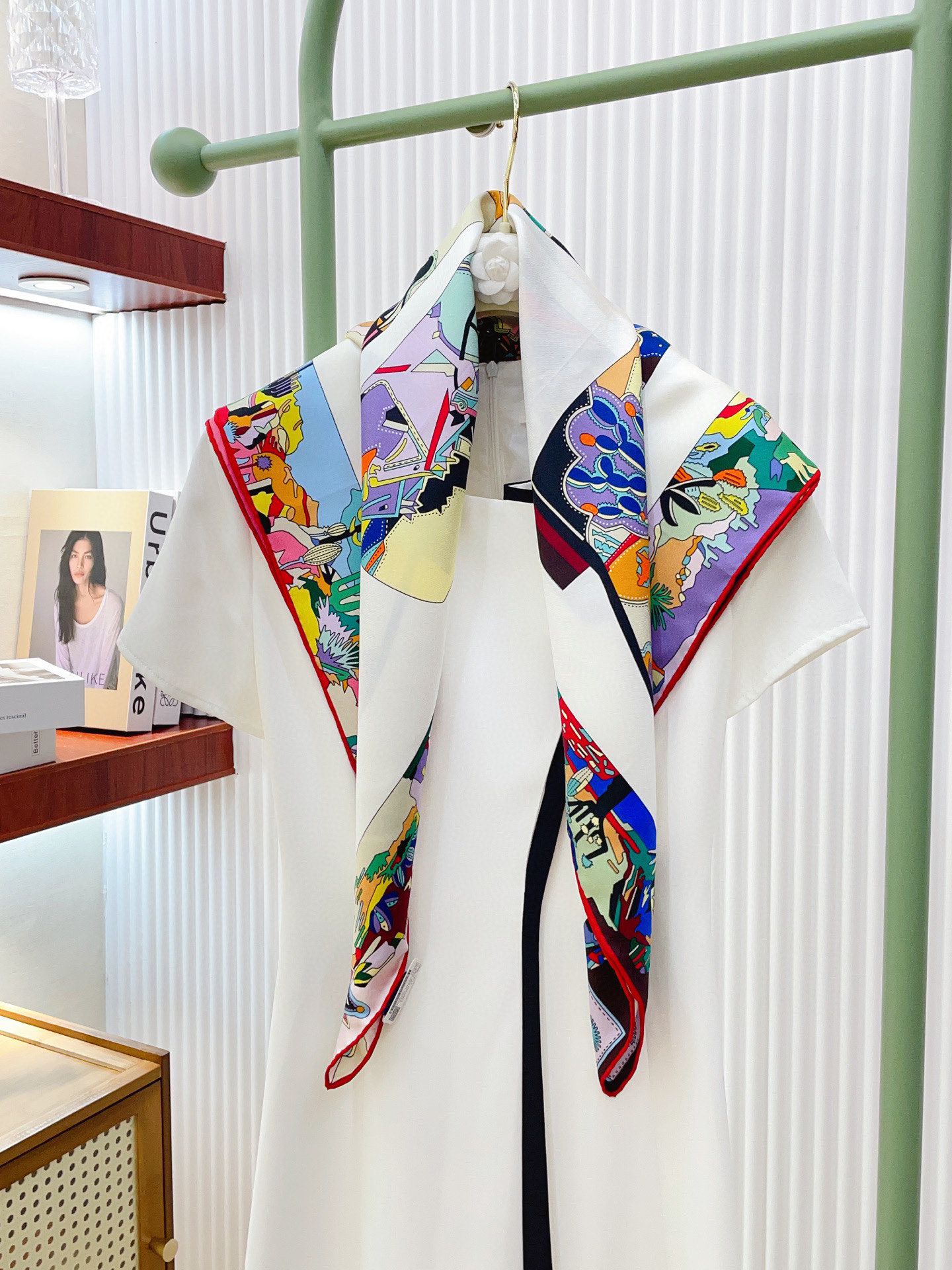 ✨✨【18姆米 双面同色】H**S真丝新款🆕👏👏买了都说好看‼️推荐💕【皮靴上的故事 90】真丝方巾，顶