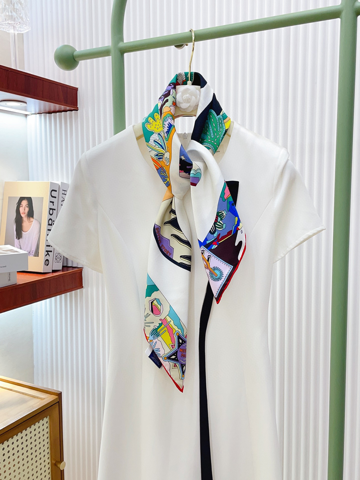 ✨✨【18姆米 双面同色】H**S真丝新款🆕👏👏买了都说好看‼️推荐💕【皮靴上的故事 90】真丝方巾，顶