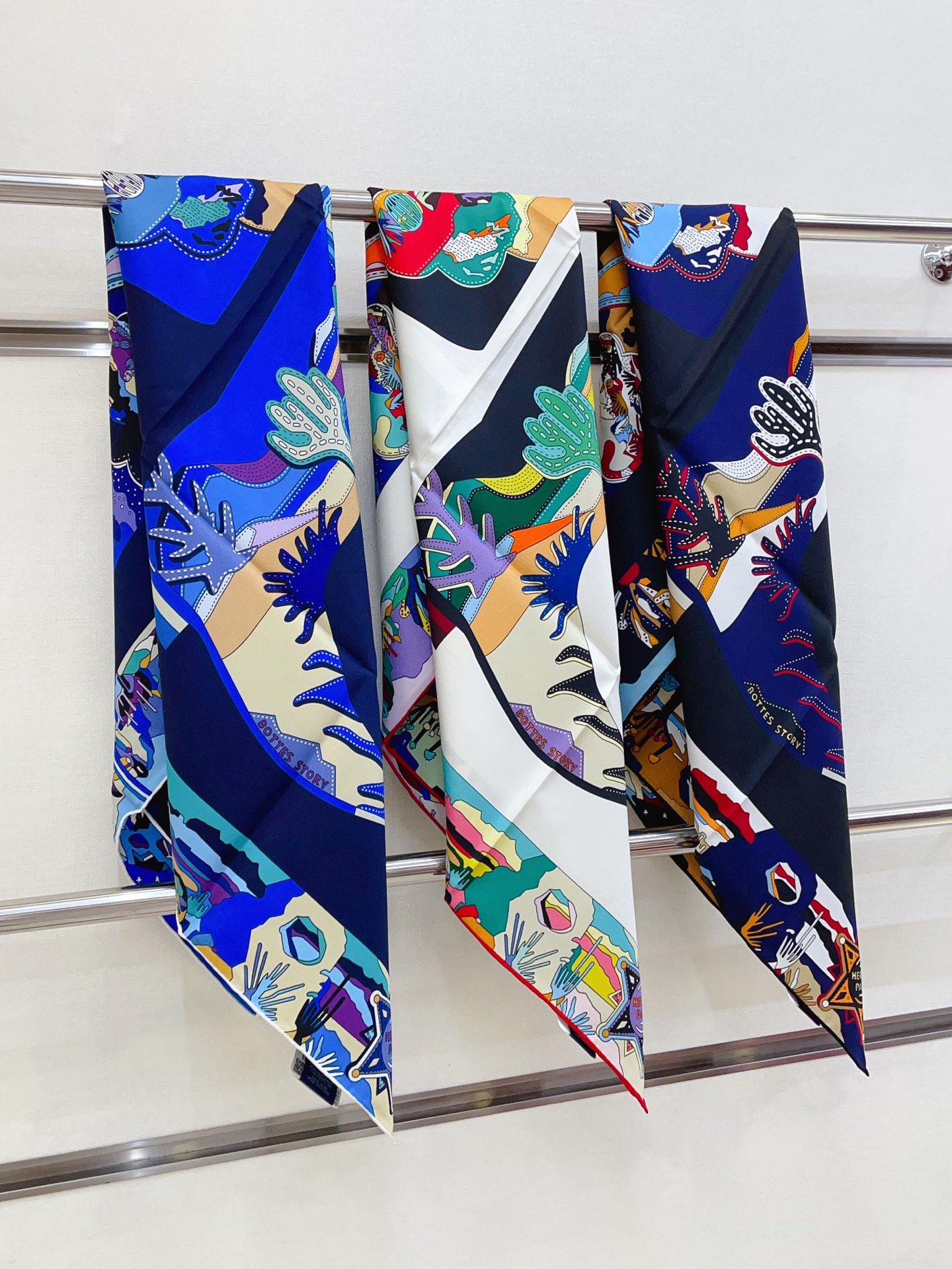 ✨✨【18姆米 双面同色】H**S真丝新款🆕👏👏买了都说好看‼️推荐💕【皮靴上的故事 90】真丝方巾，顶