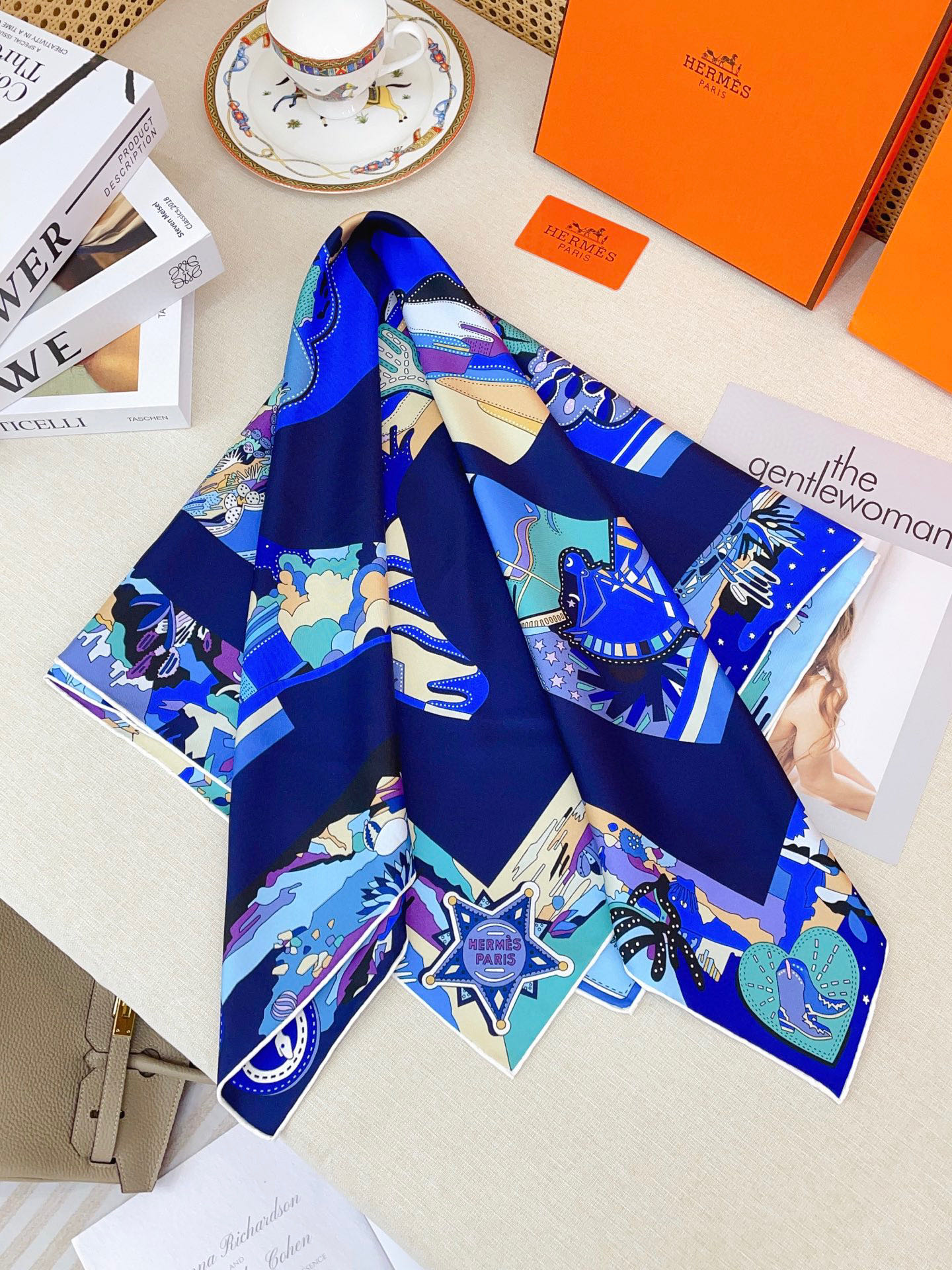 ✨✨【18姆米 双面同色】H**S真丝新款🆕👏👏买了都说好看‼️推荐💕【皮靴上的故事 90】真丝方巾，顶