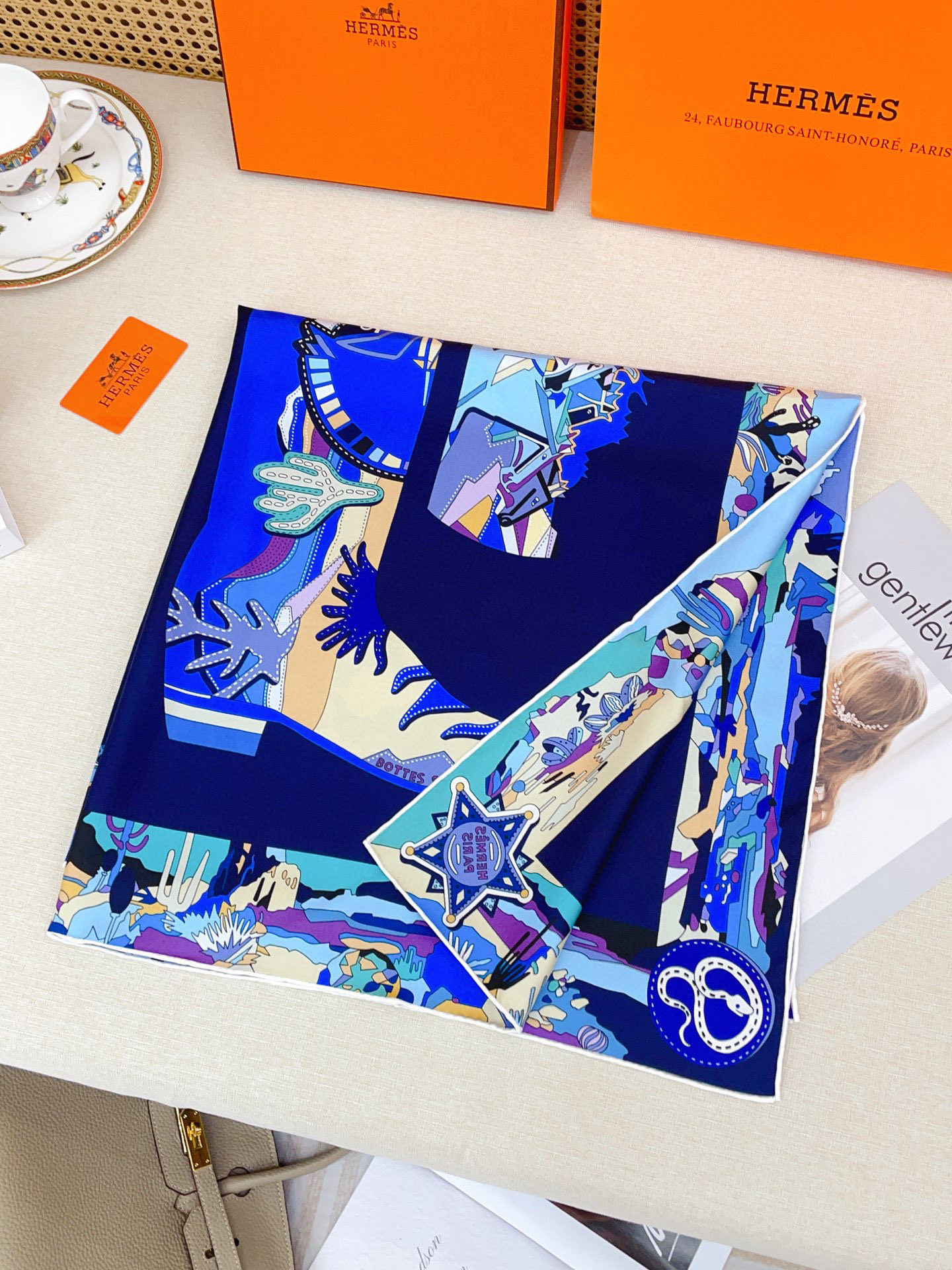 ✨✨【18姆米 双面同色】H**S真丝新款🆕👏👏买了都说好看‼️推荐💕【皮靴上的故事 90】真丝方巾，顶