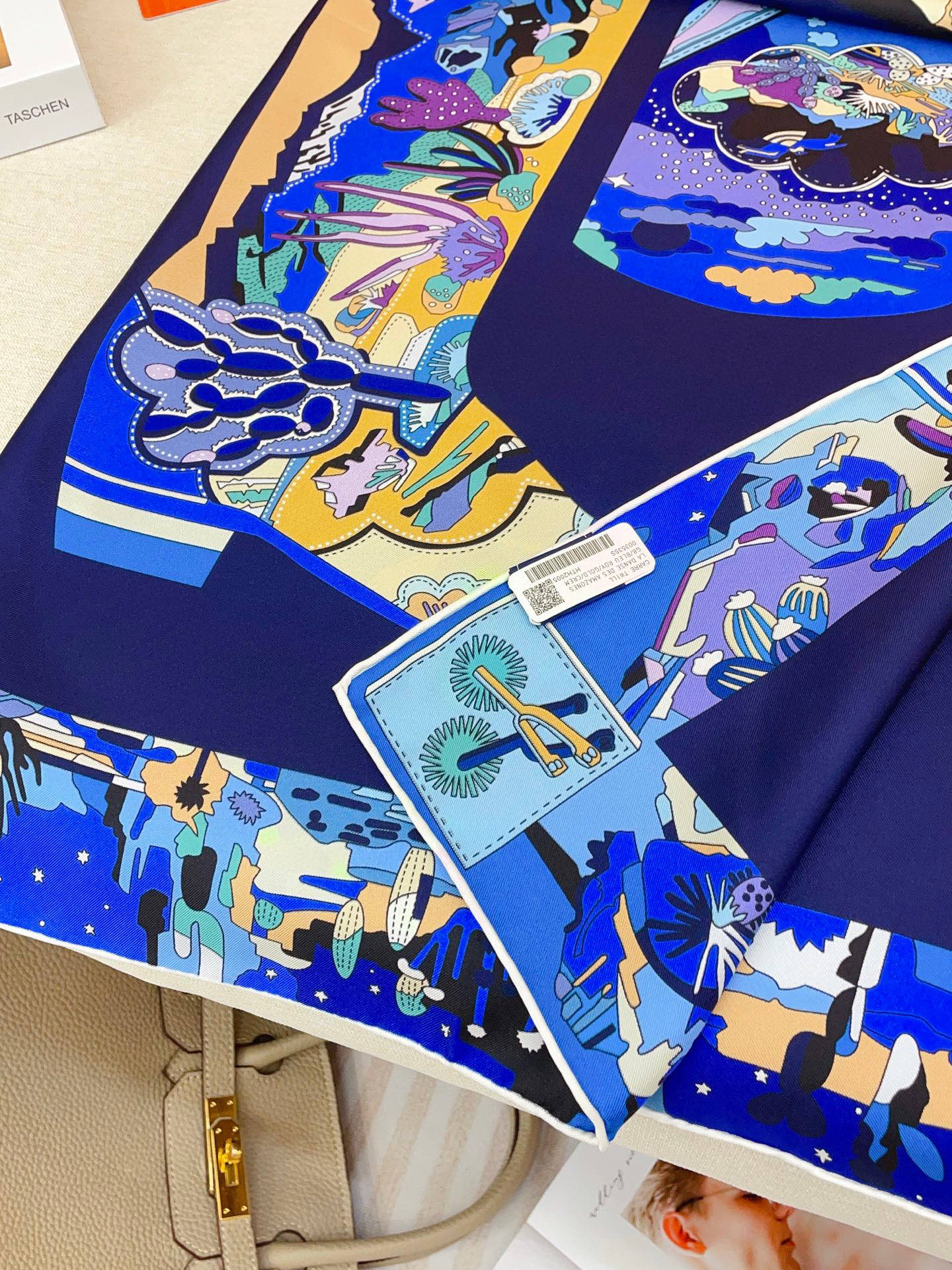 ✨✨【18姆米 双面同色】H**S真丝新款🆕👏👏买了都说好看‼️推荐💕【皮靴上的故事 90】真丝方巾，顶