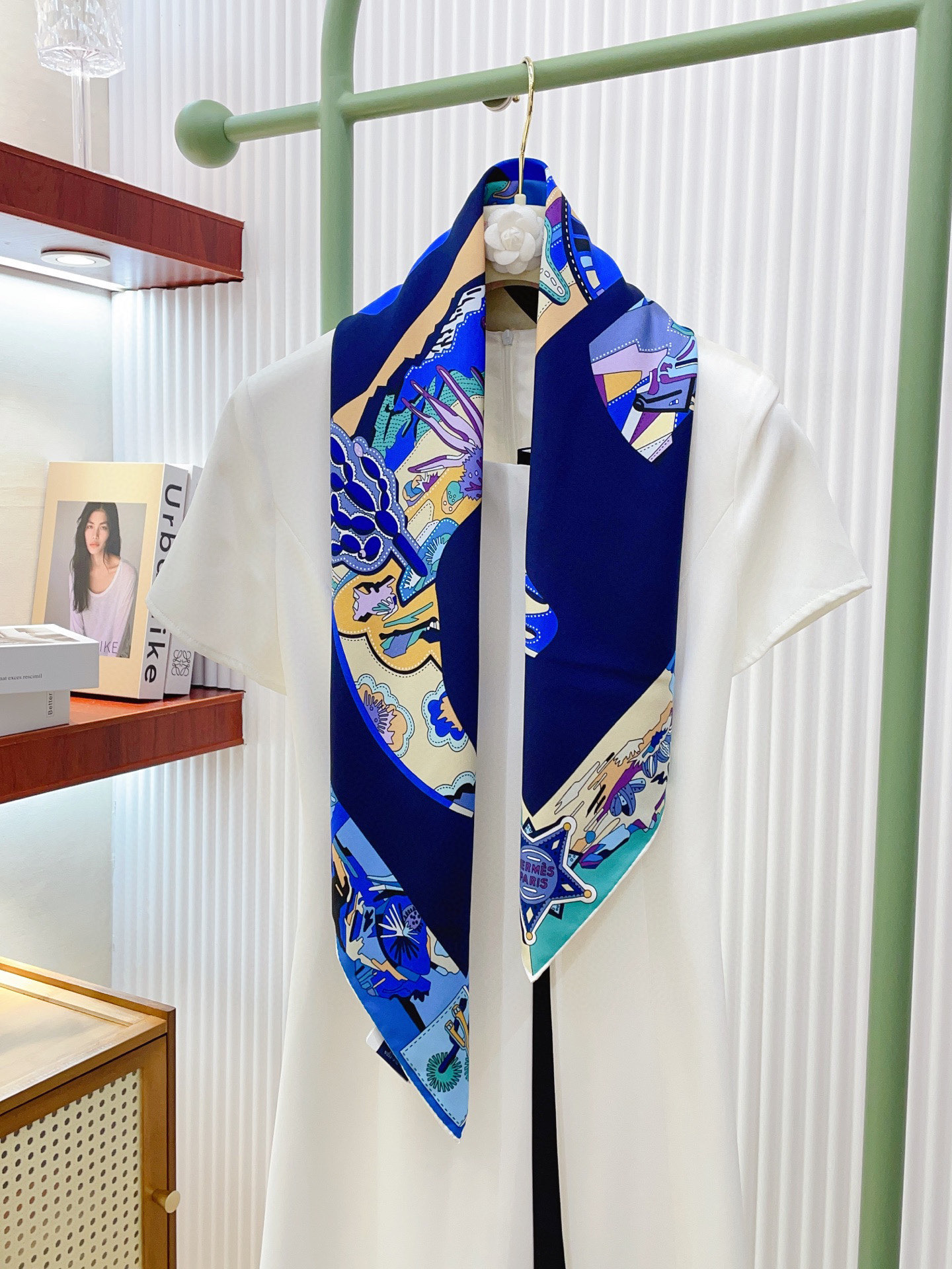 ✨✨【18姆米 双面同色】H**S真丝新款🆕👏👏买了都说好看‼️推荐💕【皮靴上的故事 90】真丝方巾，顶