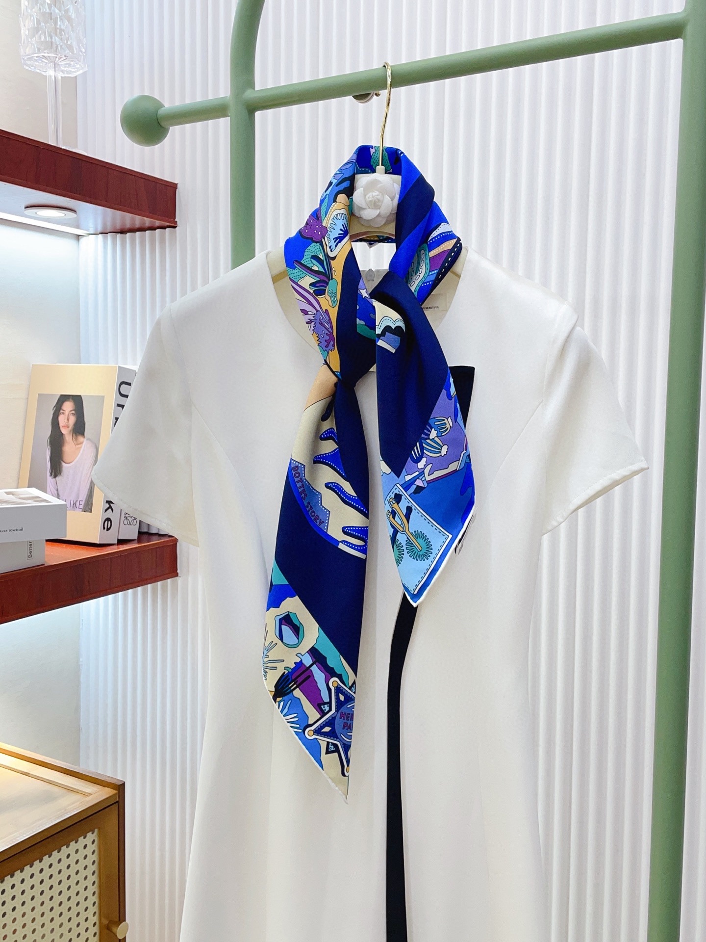 ✨✨【18姆米 双面同色】H**S真丝新款🆕👏👏买了都说好看‼️推荐💕【皮靴上的故事 90】真丝方巾，顶