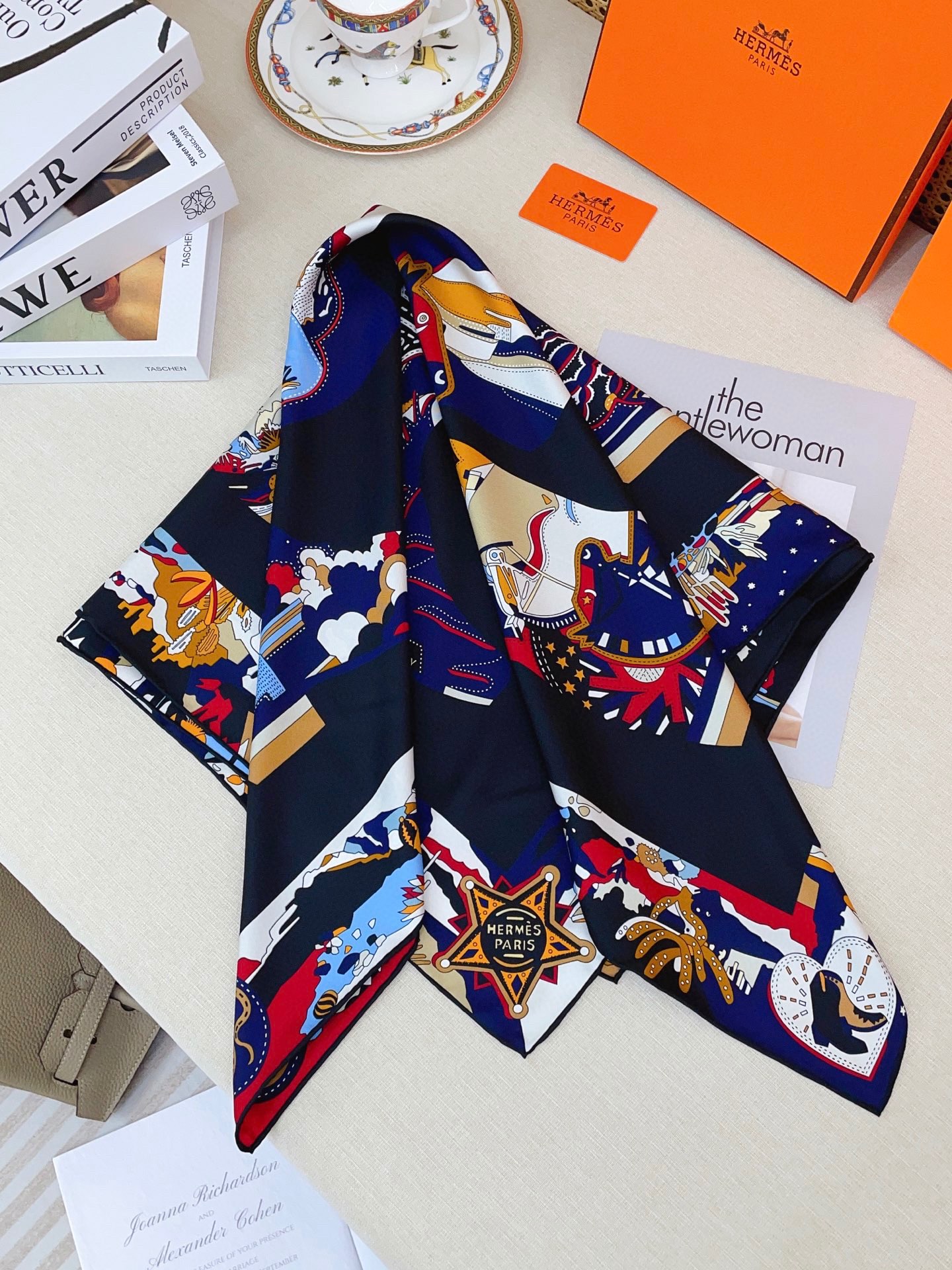 ✨✨【18姆米 双面同色】H**S真丝新款🆕👏👏买了都说好看‼️推荐💕【皮靴上的故事 90】真丝方巾，顶