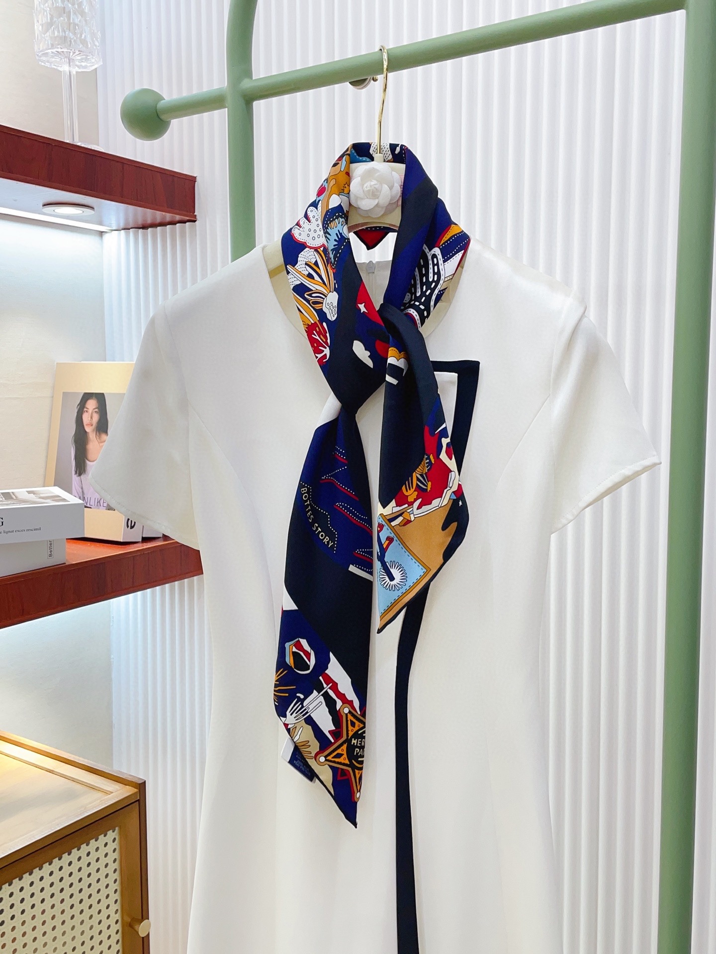 ✨✨【18姆米 双面同色】H**S真丝新款🆕👏👏买了都说好看‼️推荐💕【皮靴上的故事 90】真丝方巾，顶