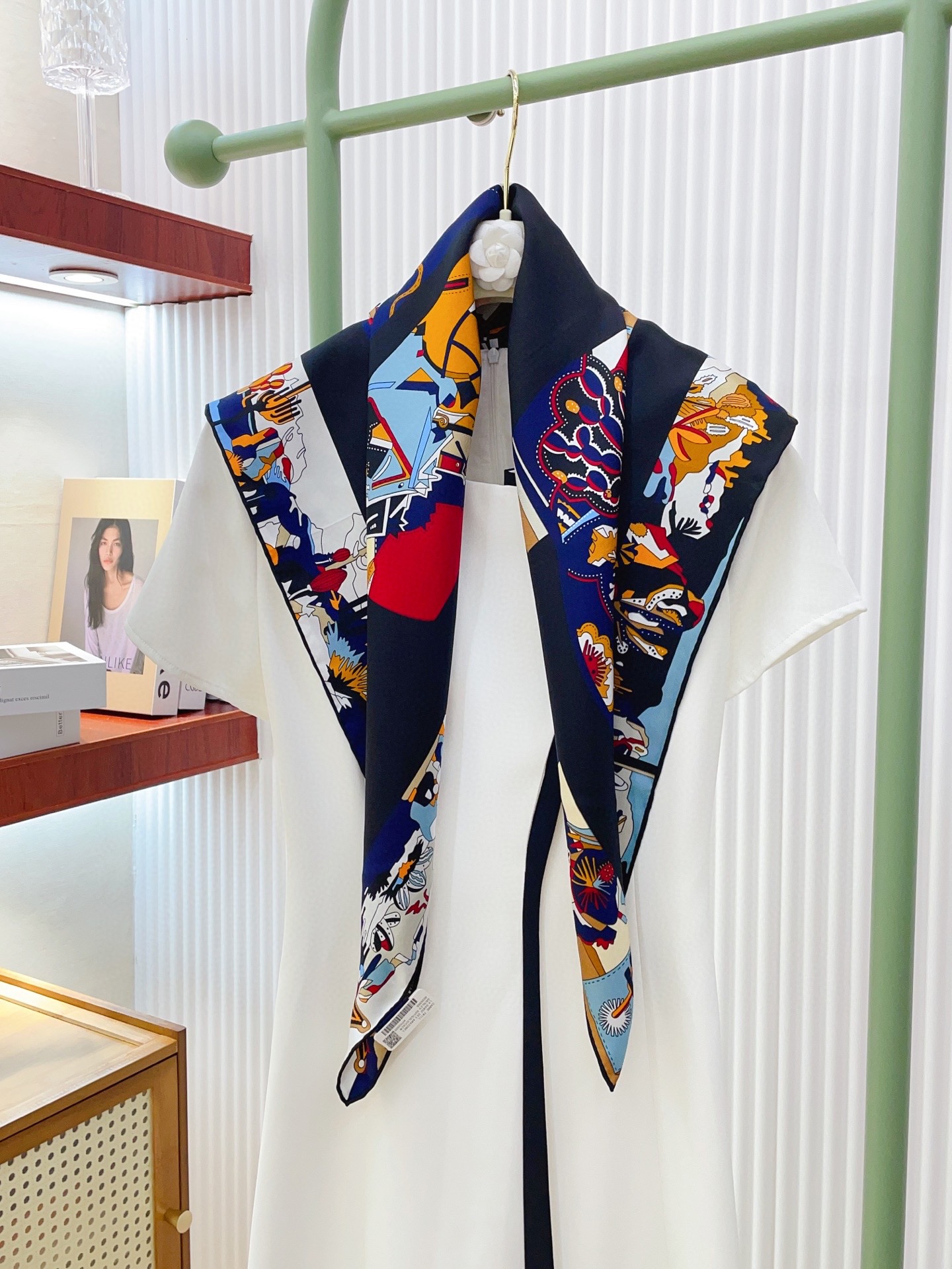 ✨✨【18姆米 双面同色】H**S真丝新款🆕👏👏买了都说好看‼️推荐💕【皮靴上的故事 90】真丝方巾，顶