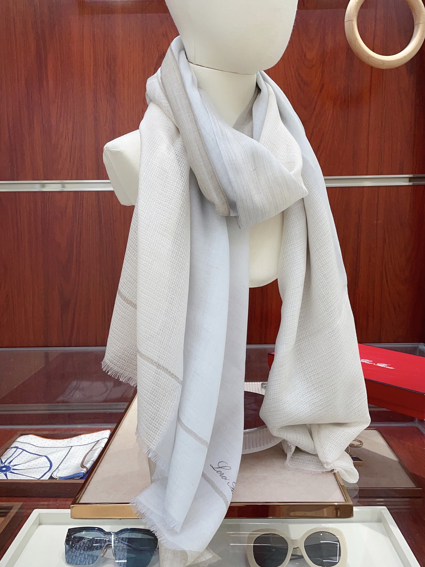 NO:342272,[LP solid color striped scarf] High-end products are presented with heavy weight, unprecedented, pure cashmere, which feels so good that it is definitely another slow-handed one. The process uses imported 300 pure plaid cashmere sequins embellishment, which is very classy, ​​low-key and small luxury. Size 200*100cm Imported pure cashmere high-version scarf, high-version scarf, loro piana19860909【LP纯色条边长巾】高尖端产物重磅呈现 ,绝无仅有 史无前例 纯山羊绒 手感好到爆绝对又是一款手慢无 工艺上采用的是进口300支纯格纹羊绒亮片点缀,非常显档次,低调中带着小奢华.尺寸200*100cm 进口纯羊绒高版本围巾,高版本围巾,loro piana,scarf