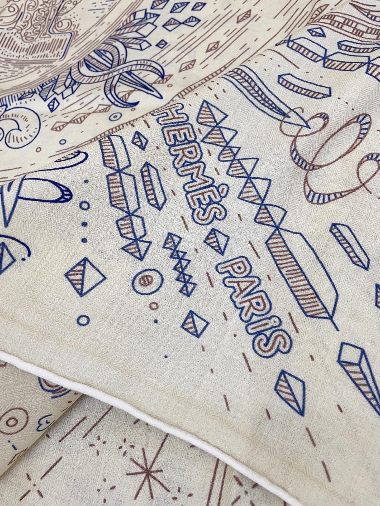 ✨✨【双面同色 丝毛款】H家羊绒新款 买了都说好看‼️推荐💕【正在接通中 140】羊绒方巾‼️H家ZG爆